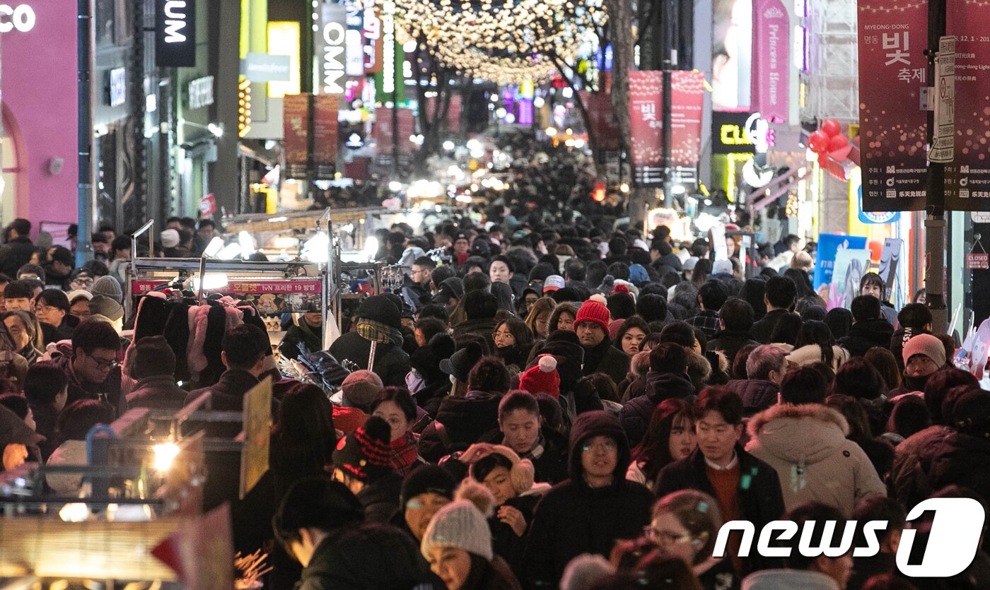 본문 이미지 - 크리스마스 이브인 24일 오후 서울 명동거리가 인파로 북적이고 있다. 2018.12.24/뉴스1 ⓒ News1 이승배 기자