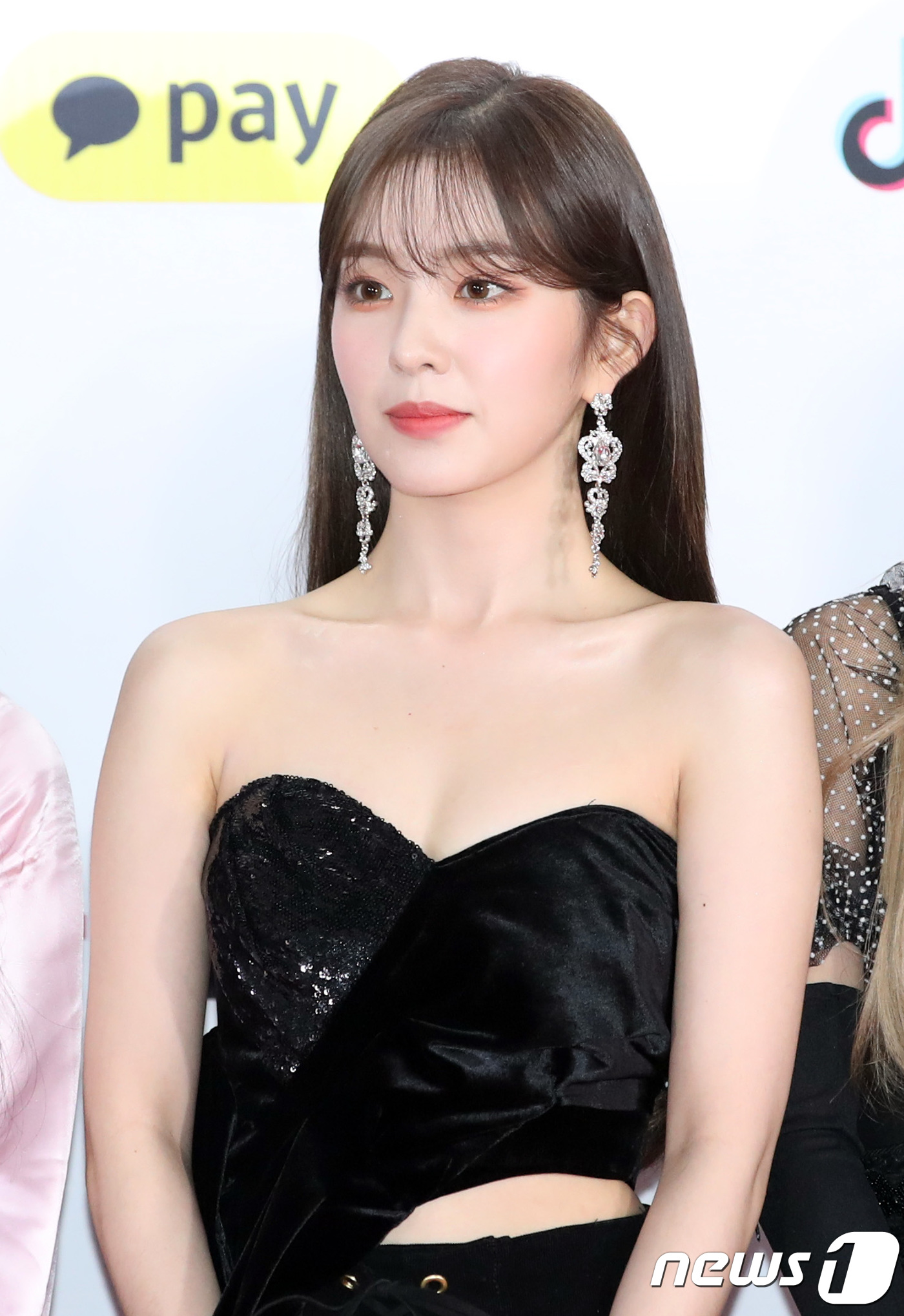 (서울=뉴스1) 권현진 기자 = 레드벨벳 아이린이 크리스마스인 25일 서울 구로구 고척스카이돔에서 열린 ‘2018 SBS 가요대전’ 레드카펫 행사에 참석해 포즈를 취하고 있다, 2 …