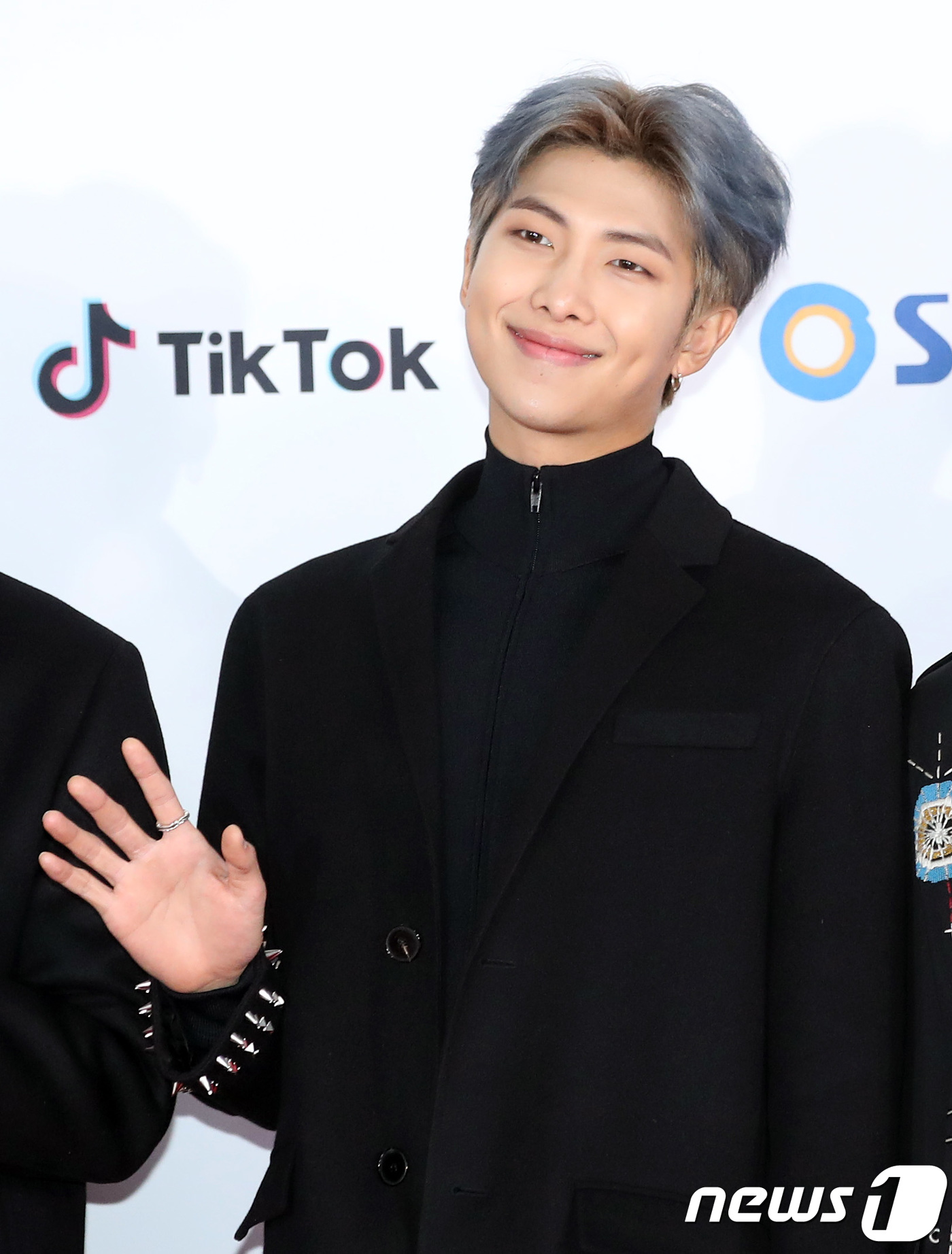 (서울=뉴스1) 권현진 기자 = 방탄소년단(BTS) RM이 크리스마스인 25일 서울 구로구 고척스카이돔에서 열린 ‘2018 SBS 가요대전’ 레드카펫 행사에 참석해 포즈를 취하고 …