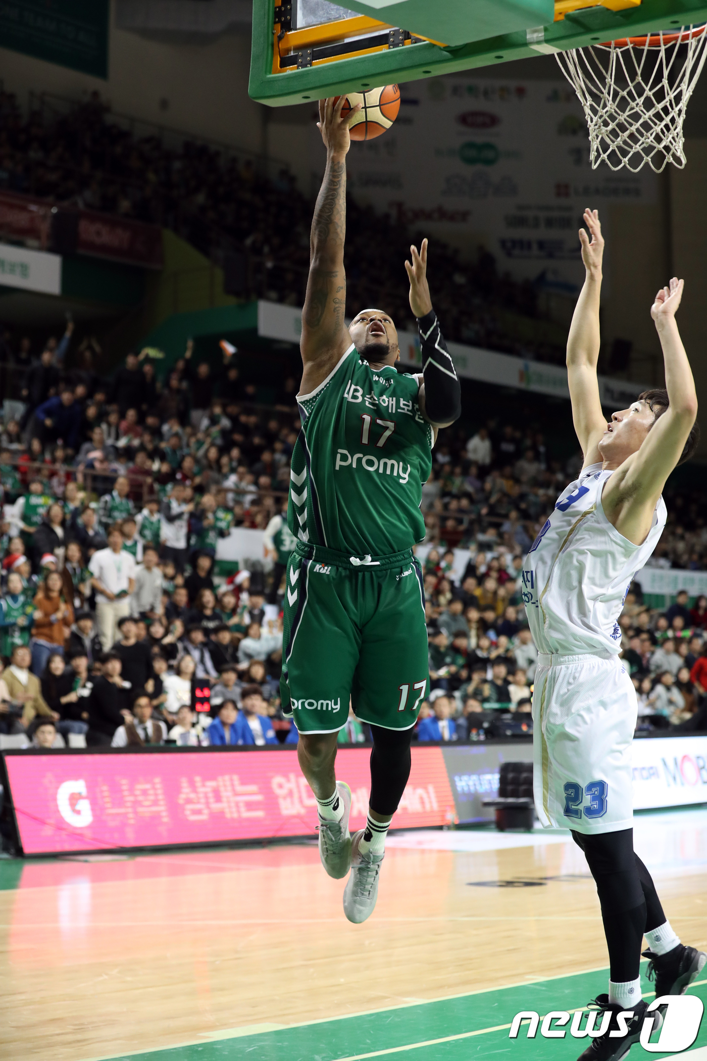 (원주=뉴스1) 박하림 기자 = 25일 강원 원주종합체육관에서 열린 2018-2019 SKT 5GX KBL 프로농구 원주DB프로미와 전주KCC이지스 경기에서 원주DB 마커스 포스터 …