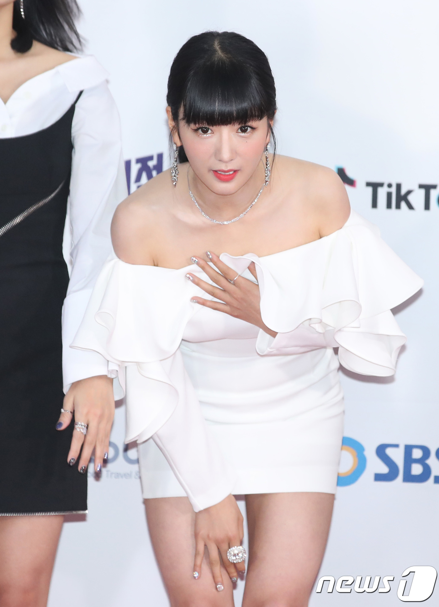 (서울=뉴스1) 권현진 기자 = 에이핑크 윤보미가 크리스마스인 25일 서울 구로구 고척스카이돔에서 열린 ‘2018 SBS 가요대전’ 레드카펫 행사에 참석해 인사를 하고 있다. 20 …