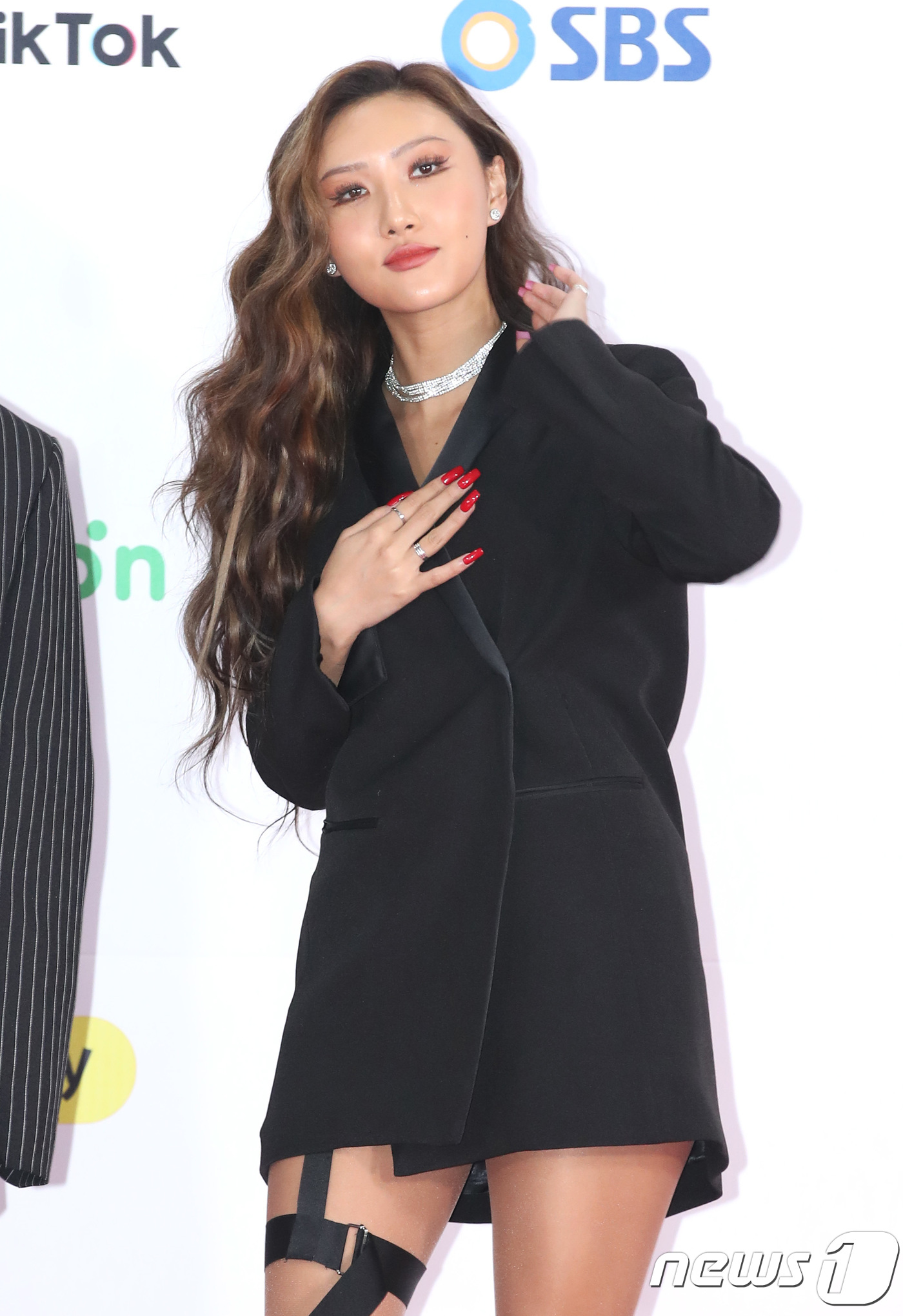 (서울=뉴스1) 권현진 기자 = 마마무 솔라가 크리스마스인 25일 서울 구로구 고척스카이돔에서 열린 ‘2018 SBS 가요대전’ 레드카펫 행사에 참석하고 있다. 2018.12.25 …