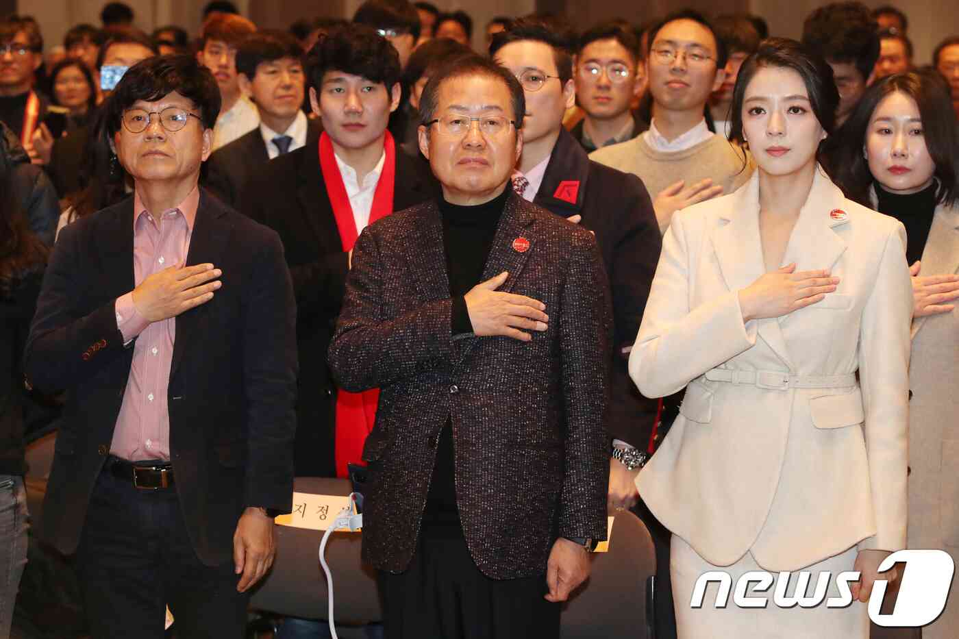 홍준표 자유한국당 전 대표가 26일 오후 서울 중구 한국프레스센터에서 열린 보수 진영 싱크탱크인 ‘프리덤코리아’포럼 창립식에 참석해 국민의례를 하고 있다.2018.12.26/뉴스1 © News1 이광호 기자
