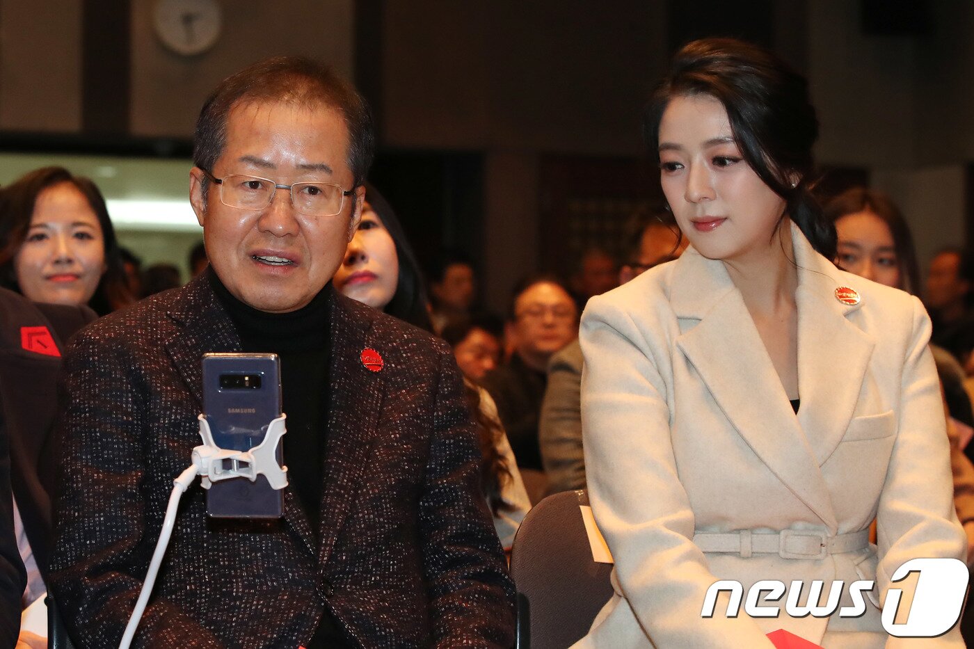 본문 이미지 - 홍준표 자유한국당 전 대표가 지난 26일 오후 서울 중구 한국프레스센터에서 열린 보수 진영 싱크탱크인 ‘프리덤코리아’포럼 창립식에 참석해 스마트폰으로 유튜브 방송을 하고 있다.2018.12.26/뉴스1 ⓒ News1 이광호 기자