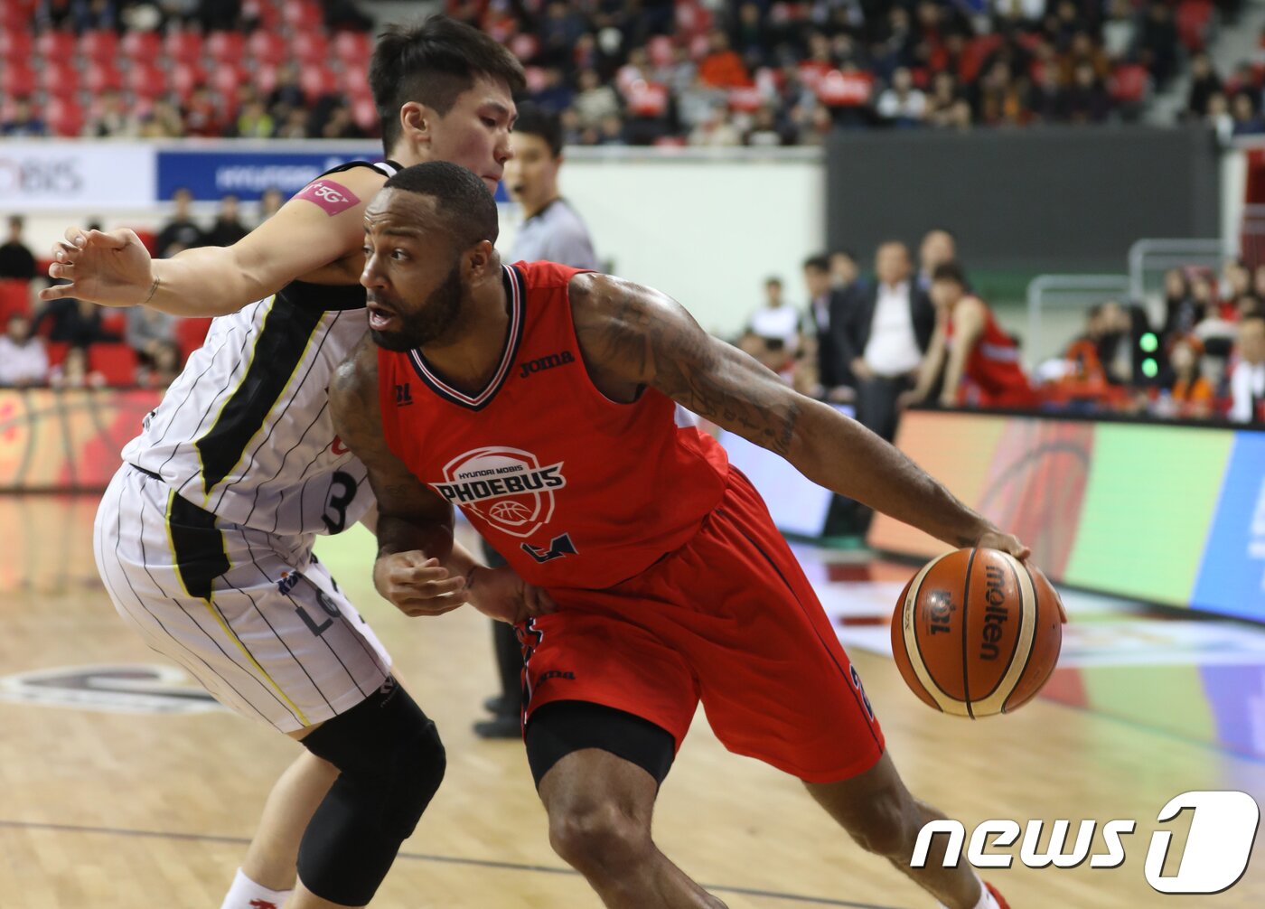 본문 이미지 - 26일 울산 동천체육관에서 열린 2018-2019 SKT 5GX 프로농구 울산 현대모비스와 창원 LG의 경기에서 모비스 쇼터가 돌파를 하고 있다. 2018.12.26/뉴스1 ⓒ News1 조민주 기자