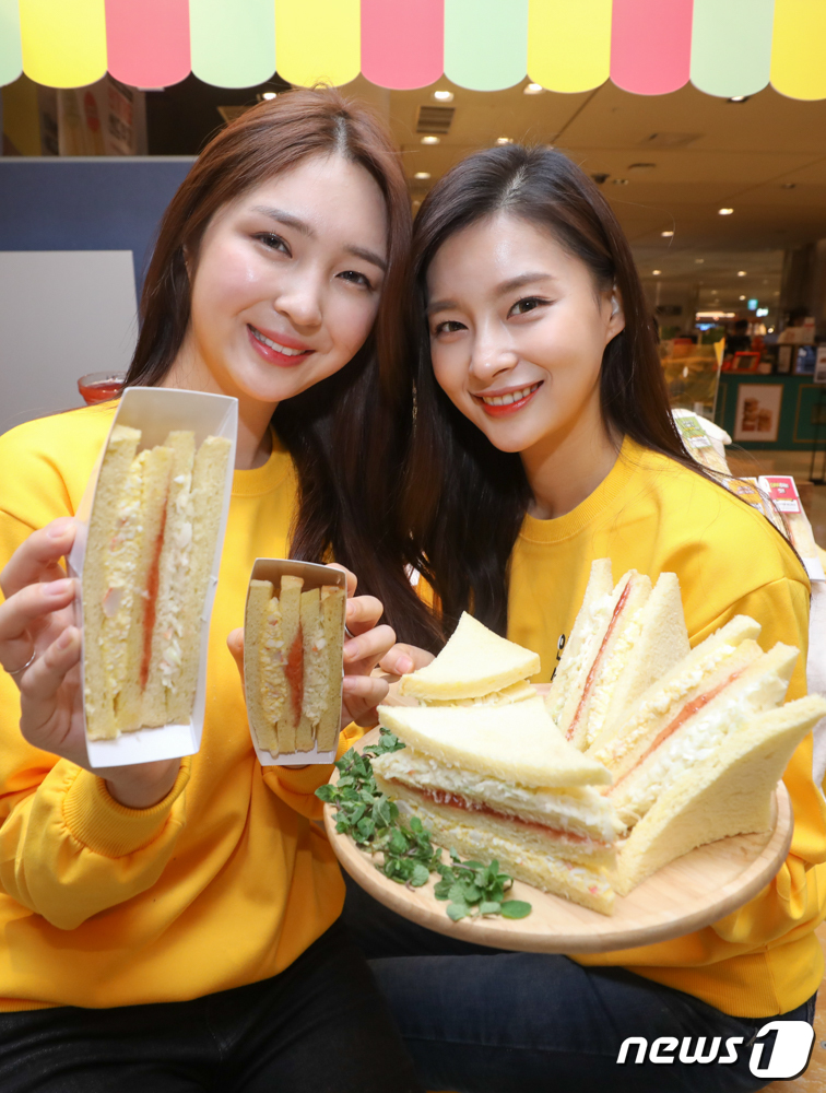 (서울=뉴스1) 성동훈 기자 = 27일 서울 중구 롯데백화점 본점 식품관에서 모델들이 '인기가요 샌드위치'를 선보이고 있다.'인기가요 샌드위치'는 방탄소년단, 트와이스 등 아이돌 …