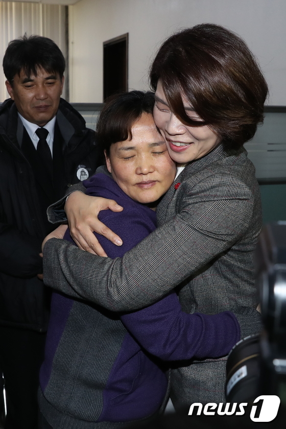 고 김용균씨 어머니와 포옹하는 한정애 의원