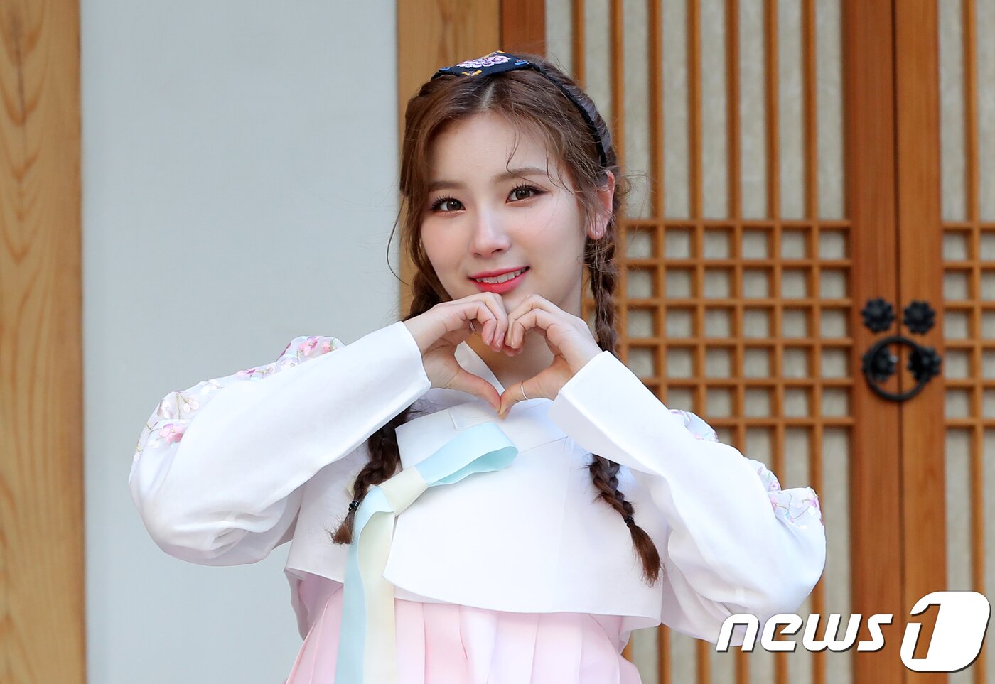 본문 이미지 - 걸그룹 엘리스 소희가 뉴스1과의 인터뷰에서 새해를 맞아 한복을 곱게 차려입고 손으로 하트를 만들어보이고 있다. /뉴스1 ⓒ News1 구윤성 기자