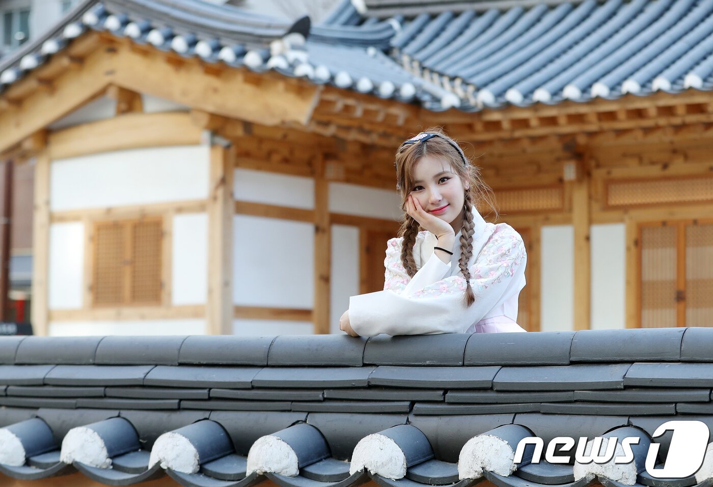 본문 이미지 - 걸그룹 엘리스 소희가 뉴스1과의 인터뷰에서 새해를 맞아 한복을 곱게 차려입고 포즈를 취하고 있다. /뉴스1 ⓒ News1 구윤성 기자
