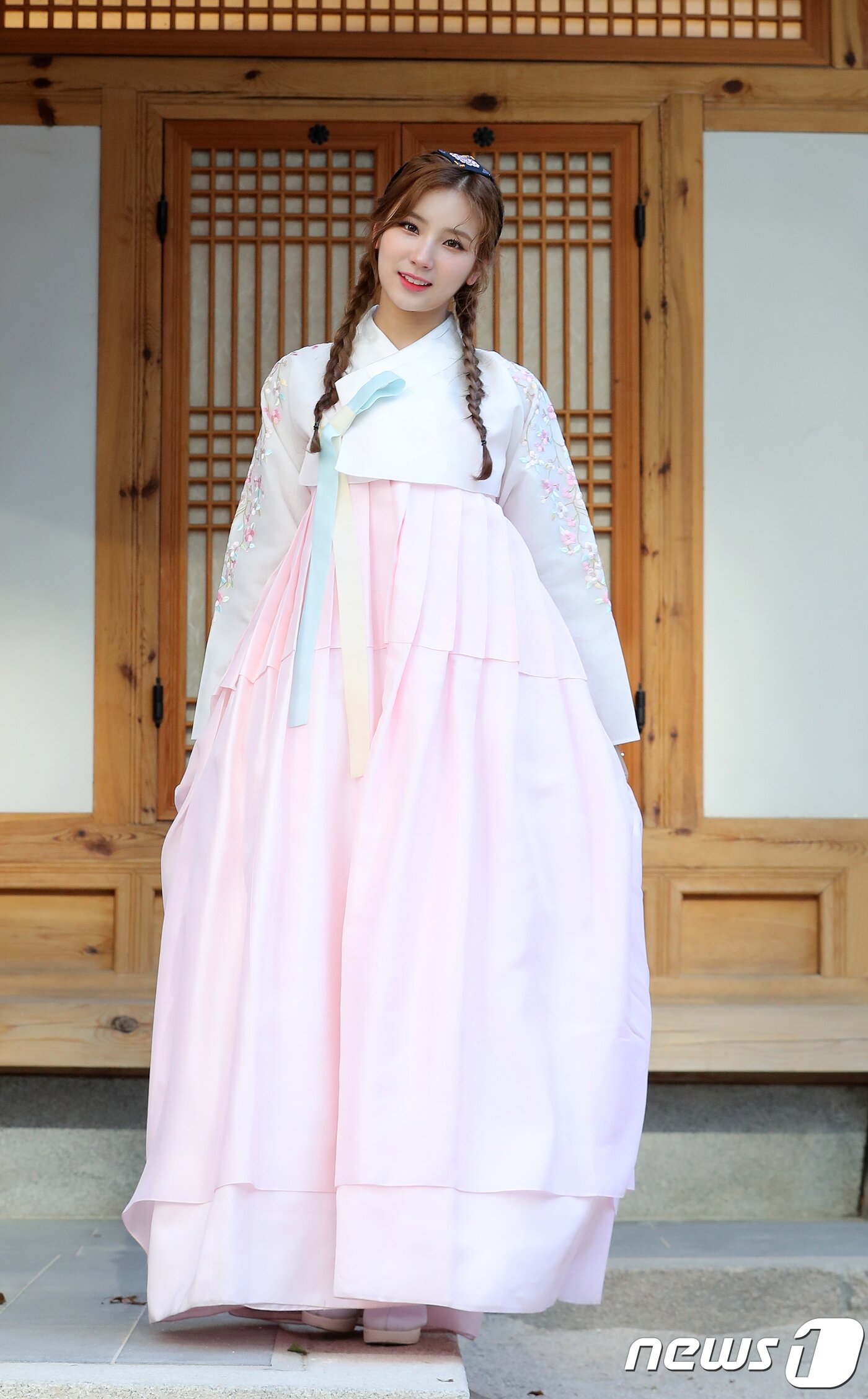 본문 이미지 - 걸그룹 엘리스 소희가 뉴스1과의 인터뷰에서 새해를 맞아 한복을 곱게 차려입고 포즈를 취하고 있다. /뉴스1 ⓒ News1 구윤성 기자