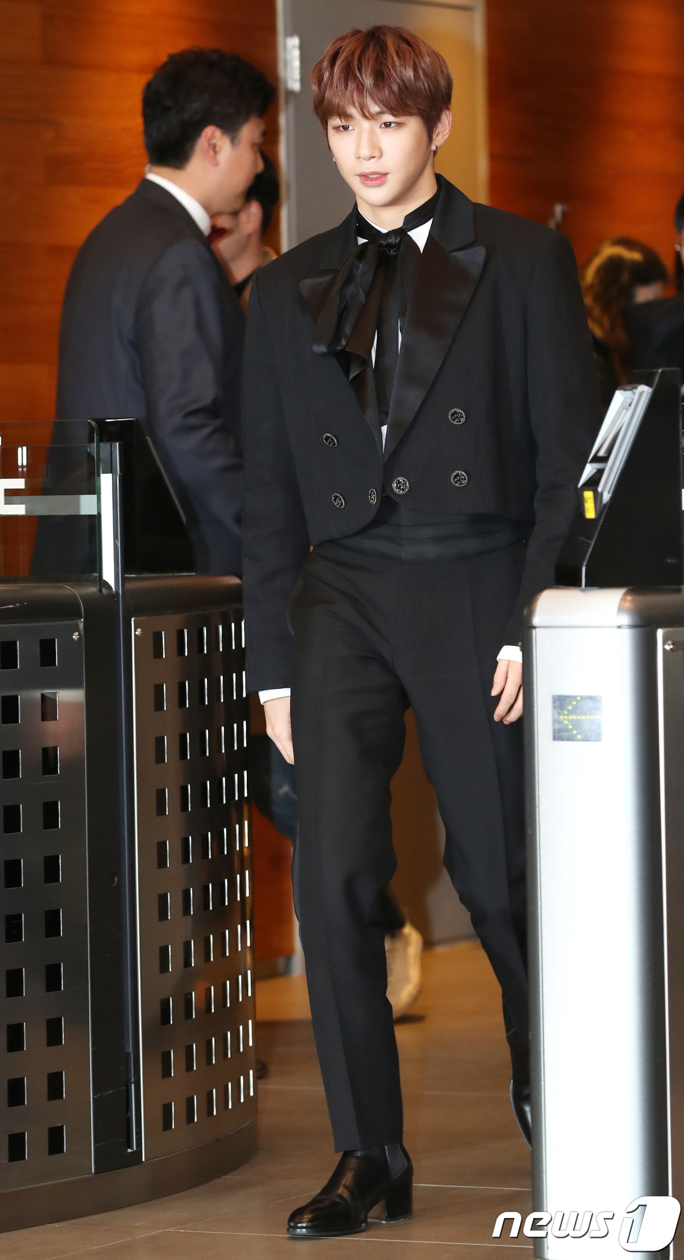 (서울=뉴스1) 권현진 기자 = 워너원 강다니엘이 29일 오후 서울 마포구 상암동 MBC 미디어센터 공개홀에서 열린 ‘2018 MBC 방송연예대상’ 레드카펫 행사에 참석하고 있다. …