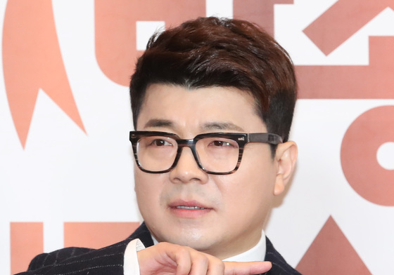 친여 최욱 "일베, 탱크로 밀어야"…한양대 교수도 "합법적 몽둥이 꼭 필요"