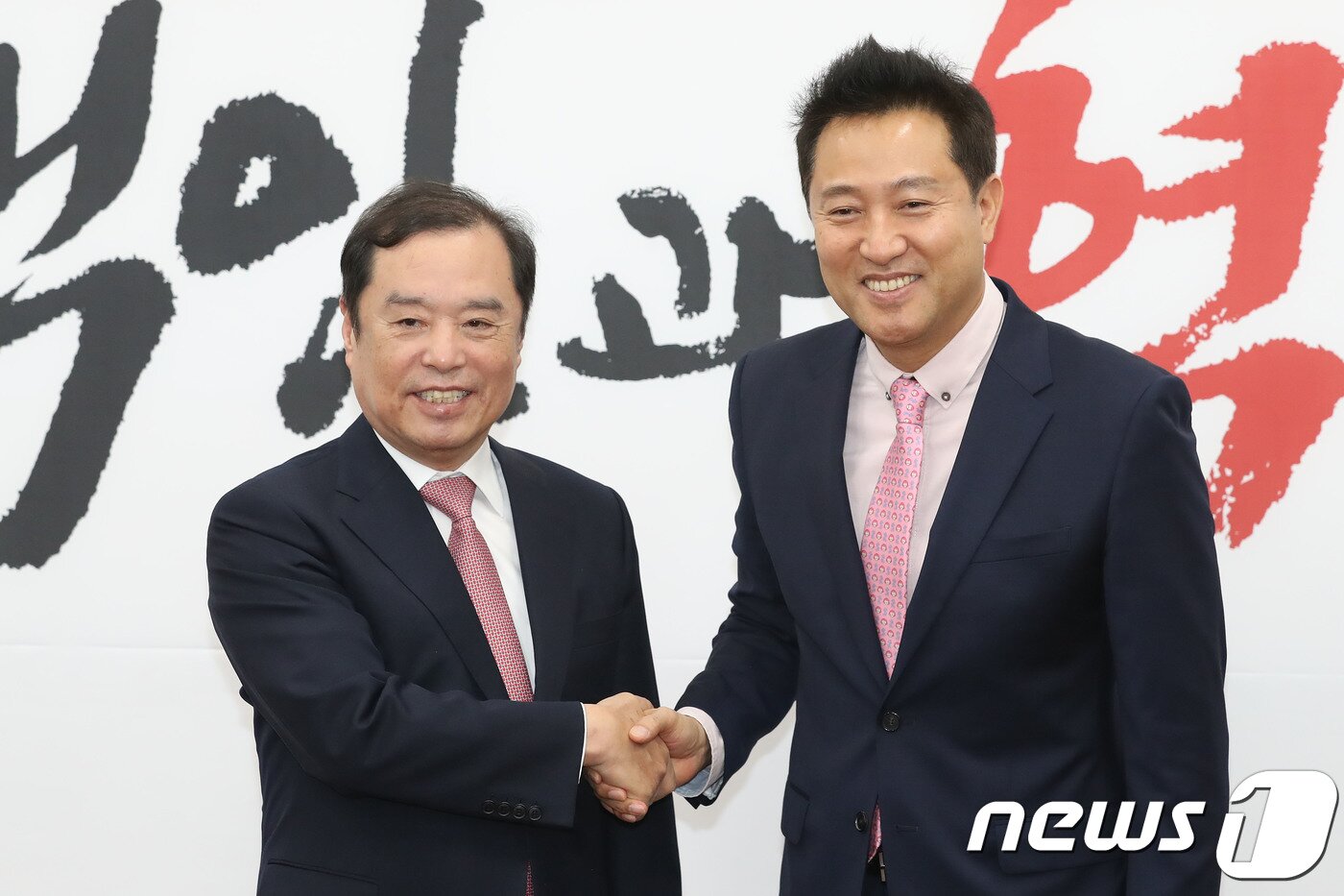 본문 이미지 - 오세훈 전 서울시장이 지난 달 3일 오전 서울 여의도 국회에서 열린 자유한국당 국가미래비전특위 위원장 임명장 수여식에서 김병준 비대위원장과 악수를 나누고 있다.  ⓒ News1 임세영 기자