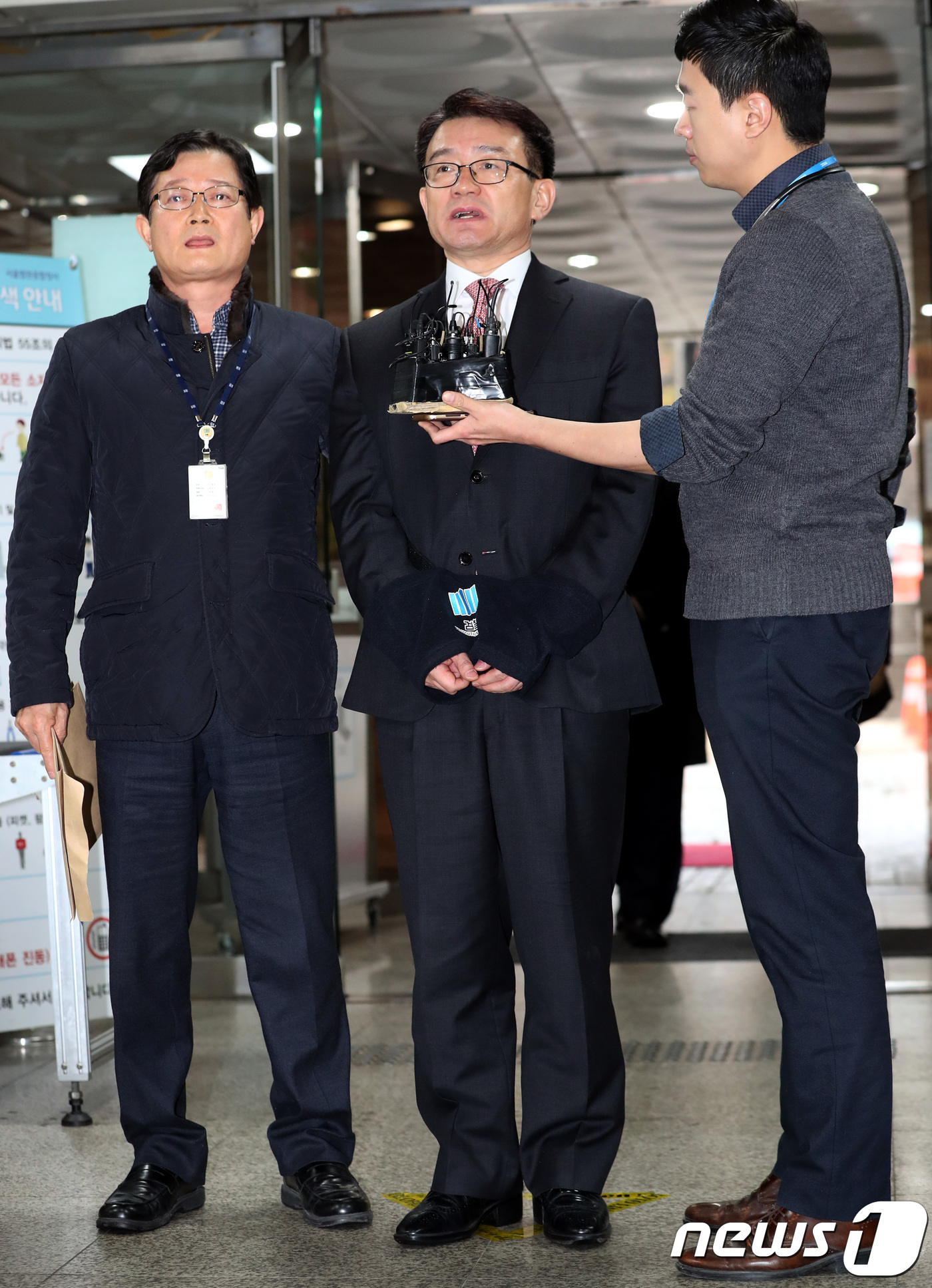 (서울=뉴스1) 박정호 기자 = 세월호 참사 당시 유가족에 대한 불법 사찰을 지시한 혐의를 받는 이재수 전 국군기무사령부 사령관이 3일 오전 서초동 서울중앙지방법원으로 구속 전 피 …