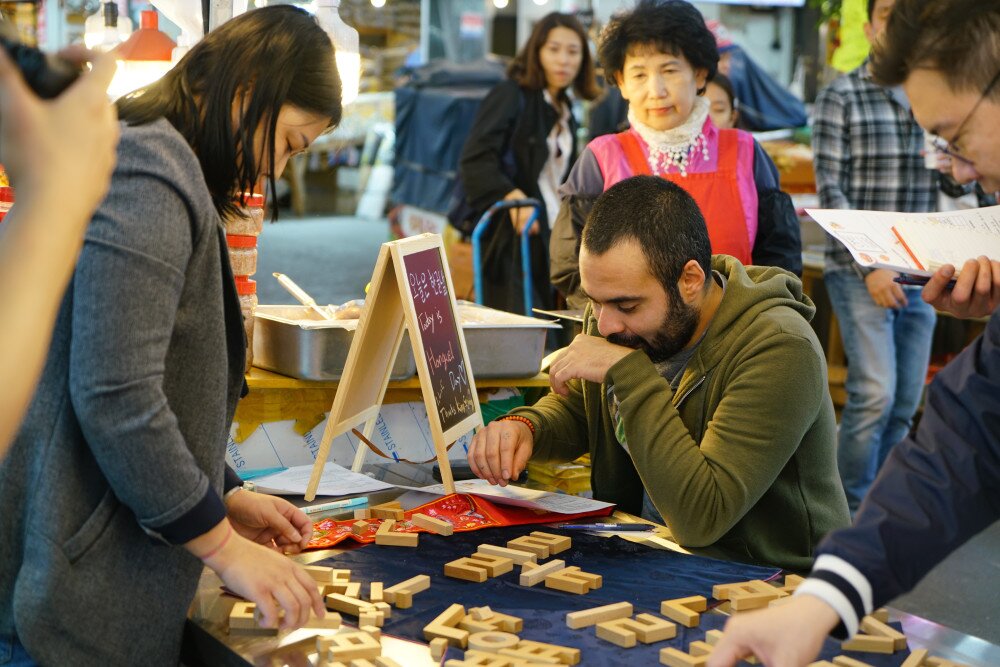 본문 이미지 - 중부시장의 각종 체험 거리를 즐기는 외국인 여행객