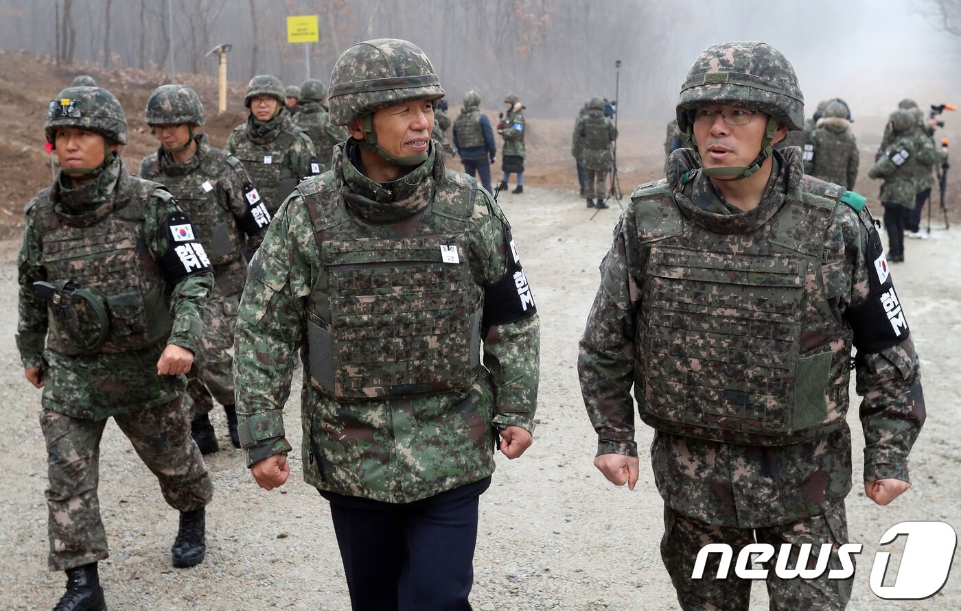 본문 이미지 - 최문순 강원도지사(오른쪽에서 두 번째)가 3일 강원 철원 화살머리고지 남북도로연결 현장에서 지뢰제거 및 도로개설을 위해 노력한 장병 및 철원군 관계자들을 격려하고 있다. (강원도 제공) 2018.12.3/뉴스1 ⓒ News1