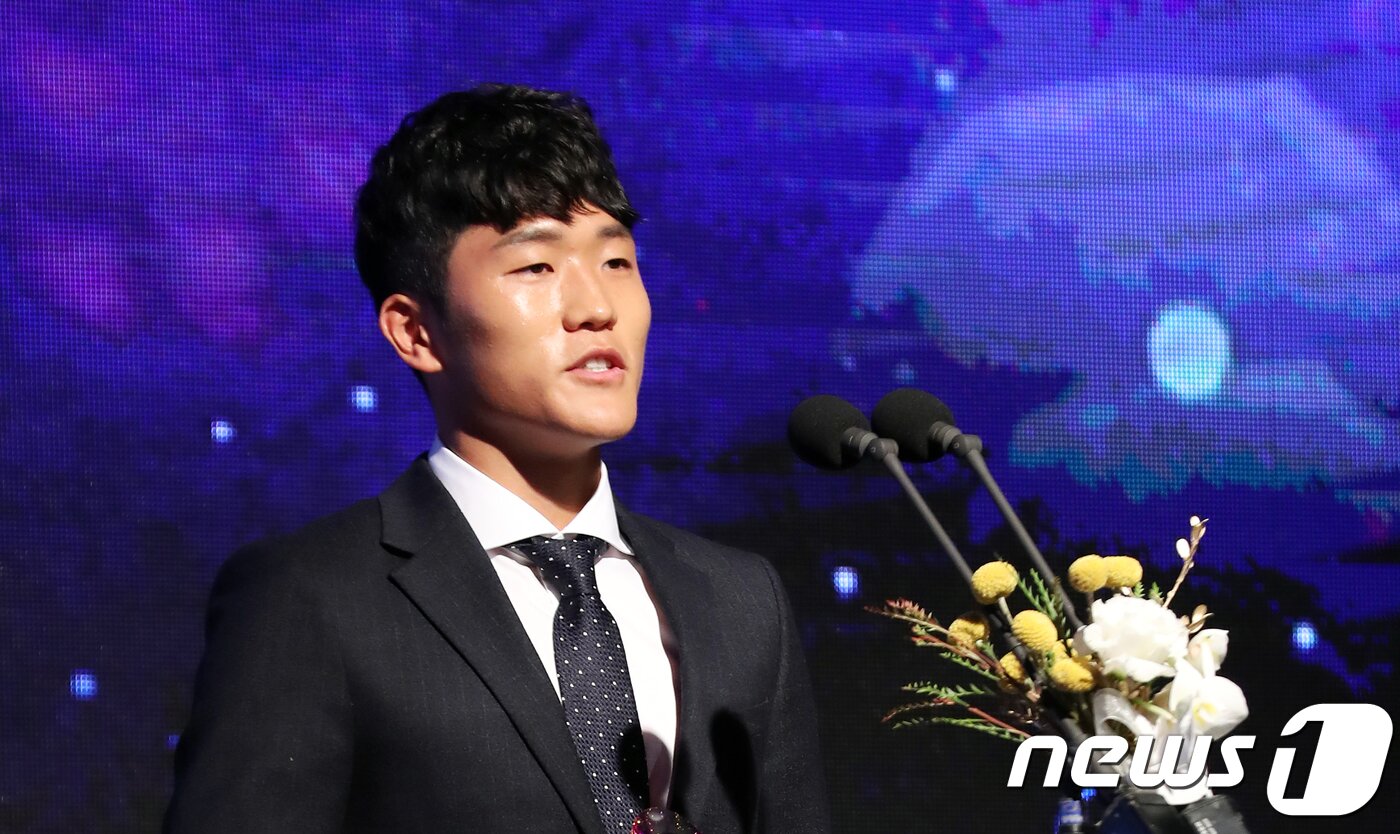 본문 이미지 - 광주 나상호가 3일 오후 서울 서대문구 그랜드 힐튼 서울에서 열린 '2018 프로축구 KEB하나은행 K리그 대상 시상식'에서 K리그2 MVP를 수상한 후 소감을 밝히고 있다. 2018.12.3/뉴스1 ⓒ News1 황기선 기자