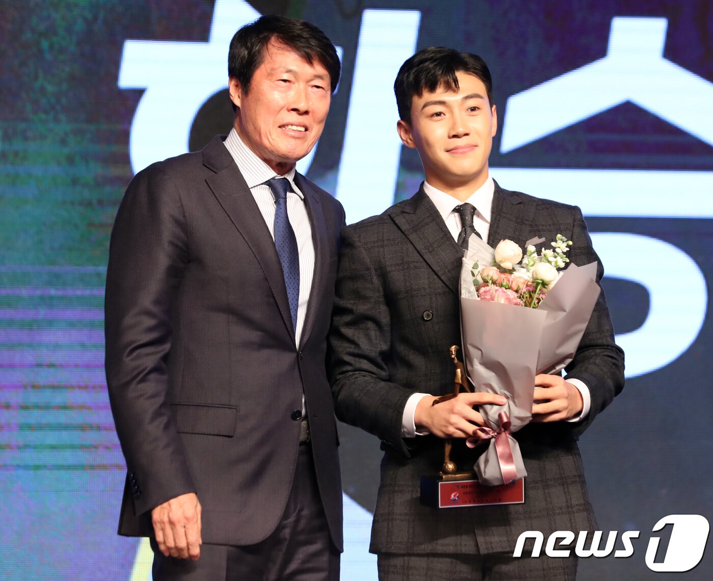 본문 이미지 - 울산 한승규가 3일 오후 서울 서대문구 그랜드 힐튼 서울에서 열린 '2018 프로축구 KEB하나은행 K리그 대상 시상식'에서 K리그1 영플레이어상을 수상한 후 차범근 전 감독과 기념촬영을 하고 있다. 2018.12.3/뉴스1 ⓒ News1 황기선 기자