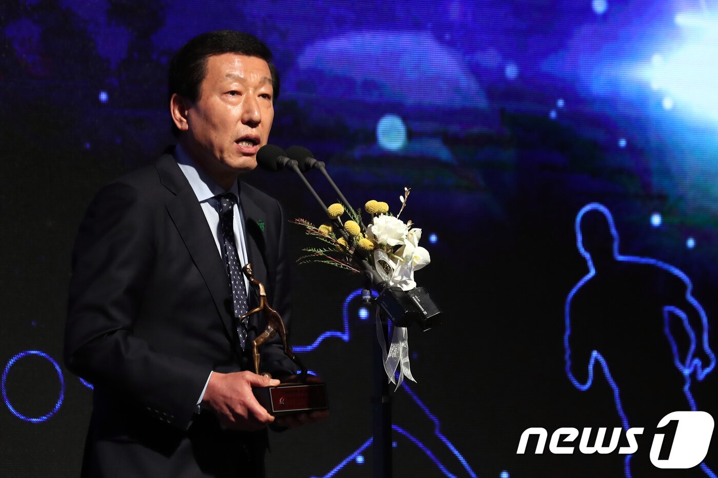 본문 이미지 - 최강희 전북 현대 감독이 3일 오후 서울 서대문구 그랜드 힐튼 서울에서 열린 '2018 프로축구 KEB하나은행 K리그 대상 시상식'에서 K리그1 감독상을 수상한 후 소감을 밝히고 있다. 2018.12.3/뉴스1 ⓒ News1 황기선 기자