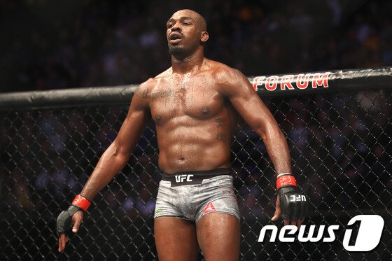 UFC 챔피언 존 존스, 음주운전·총기 과실 사용으로 체포