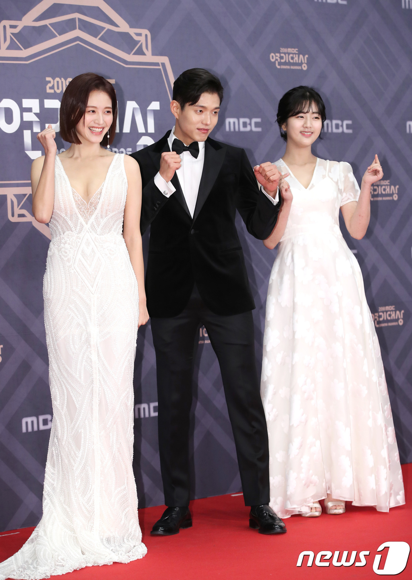 (서울=뉴스1) 권현진 기자 = '배드 파파' 김재경(왼쪽부터), 하준, 신은수가 30일 오후 서울 마포구 상암동 MBC 미디어센터 공개홀에서 열린 ‘2018 MBC 연기대상’ 레 …