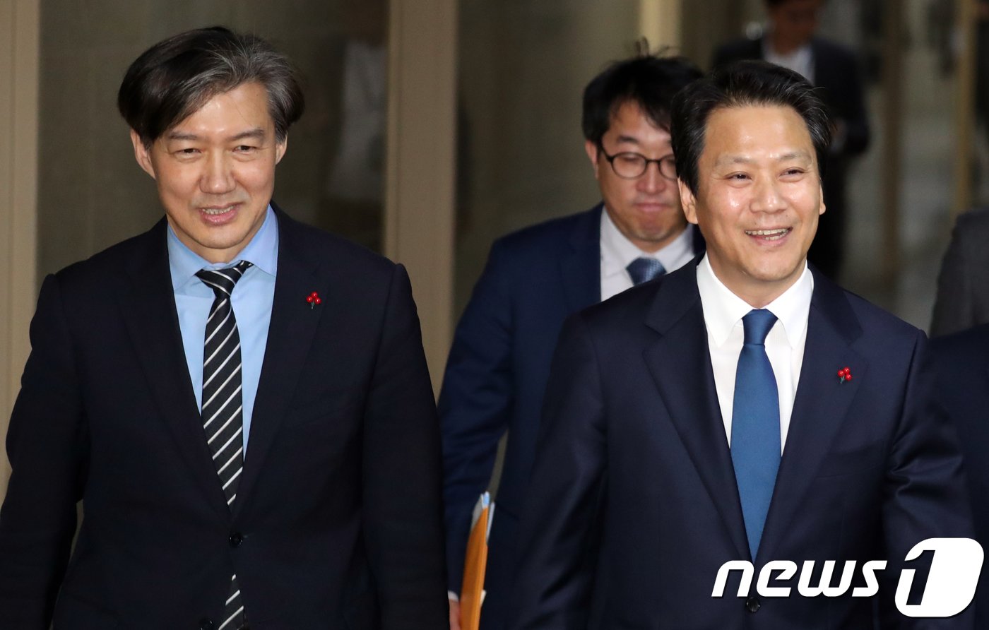 본문 이미지 - 조국 전 청와대 민정수석(왼쪽)과 임종석 전 청와대 비서실장. 2018.12.31/뉴스1 ⓒ News1 김명섭 기자