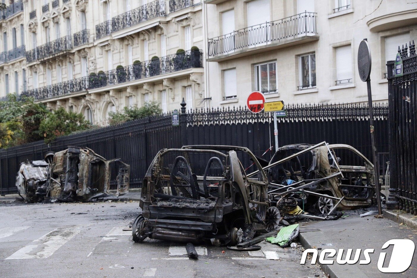 본문 이미지 - 프랑스 노란조끼 집회 다음 날, 불에 탄채 도로 위에 있는 차량 ⓒ AFP=뉴스1
