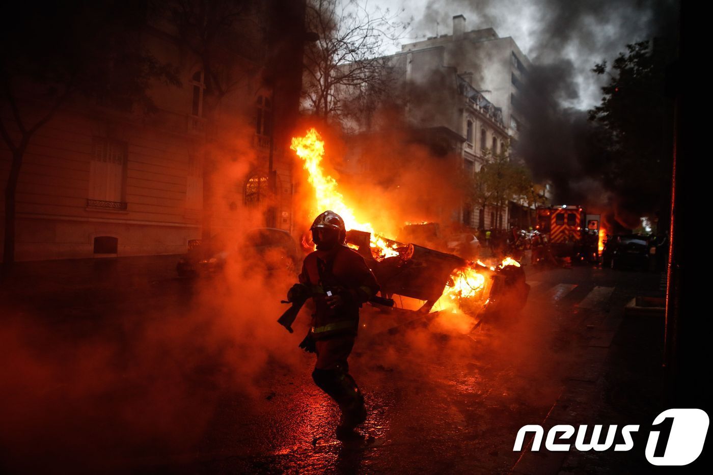 본문 이미지 - 프랑스 노란조끼 시위 도중 발생한 차량 화재를 진압 중인 소방대원 ⓒ AFP=뉴스1