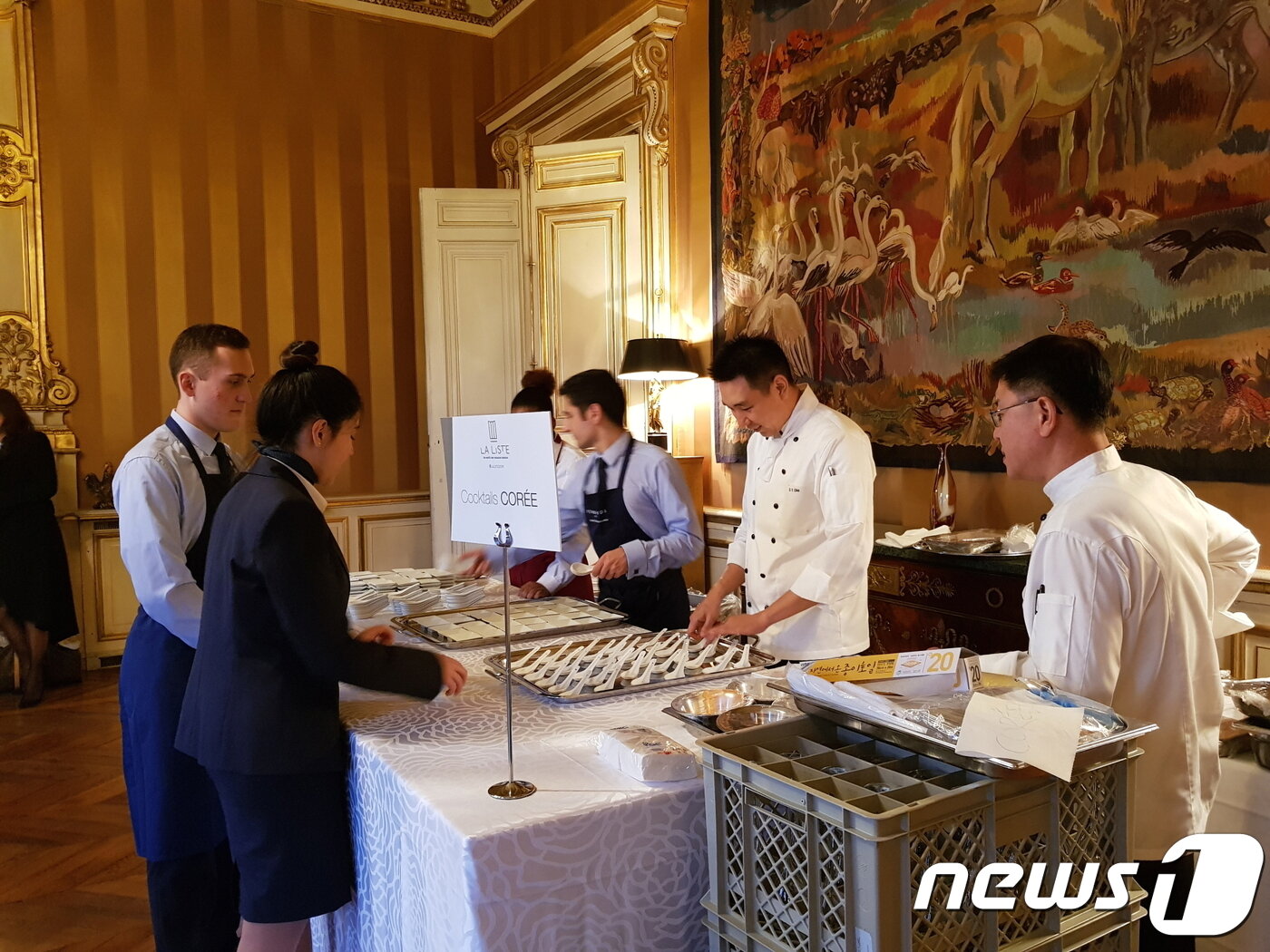 본문 이미지 - 3일 (현지시각) 프랑스의 '라 리스트' 만찬에서 '한국식 카나페'를 선보이는 신라호텔 셰프들.ⓒ News1