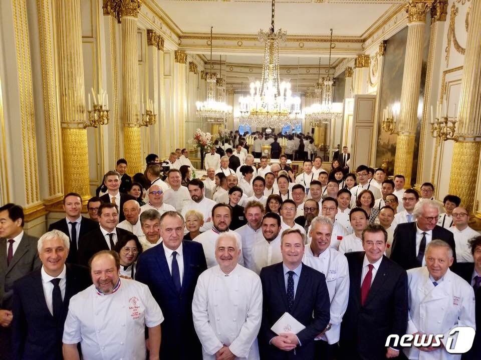 본문 이미지 - '라 리스트 2019'에 선정된 레스토랑 관계자들이 단체 사진을 촬영하고 있다.ⓒ News1