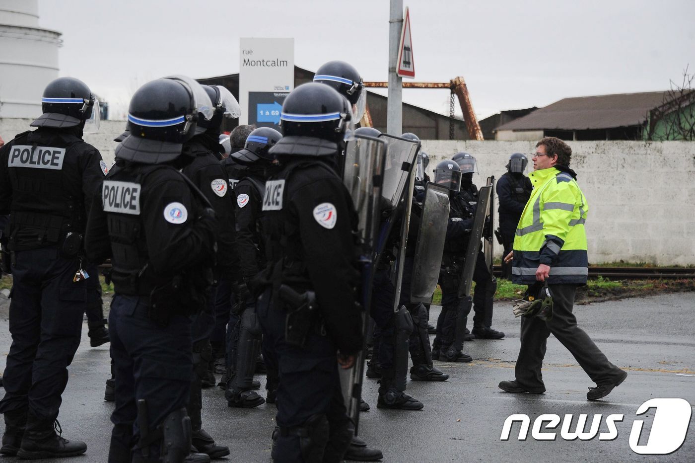 본문 이미지 - 경찰과 마주보고 있는 프랑스 노란조끼 시위 참가자 ⓒ AFP=뉴스1