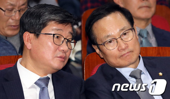 더불어민주당 전해철 의원(왼쪽)과 홍영표 의원. © News1 김명섭 기자