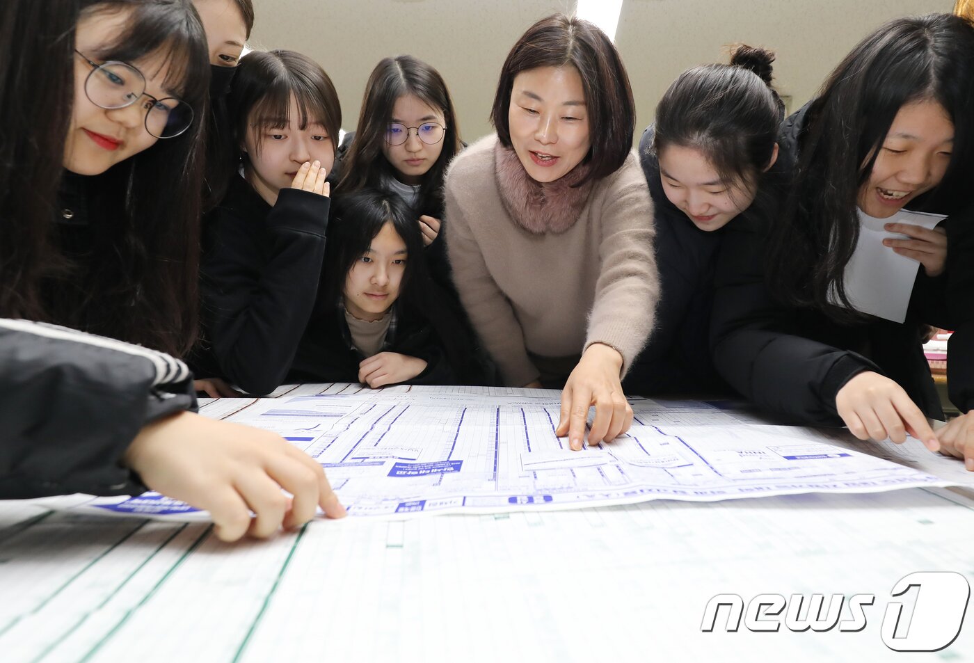 본문 이미지 - 2019학년도 대학수학능력시험 성적표가 배부된 5일 오전 대구 수성구 범어동 대구여고 3학년 교실에서 자신의 수능 성적을 확인한 학생들이 담임 교사와 배치표를 살펴보고 있다. 2018.12.5/뉴스1 ⓒ News1 공정식 기자