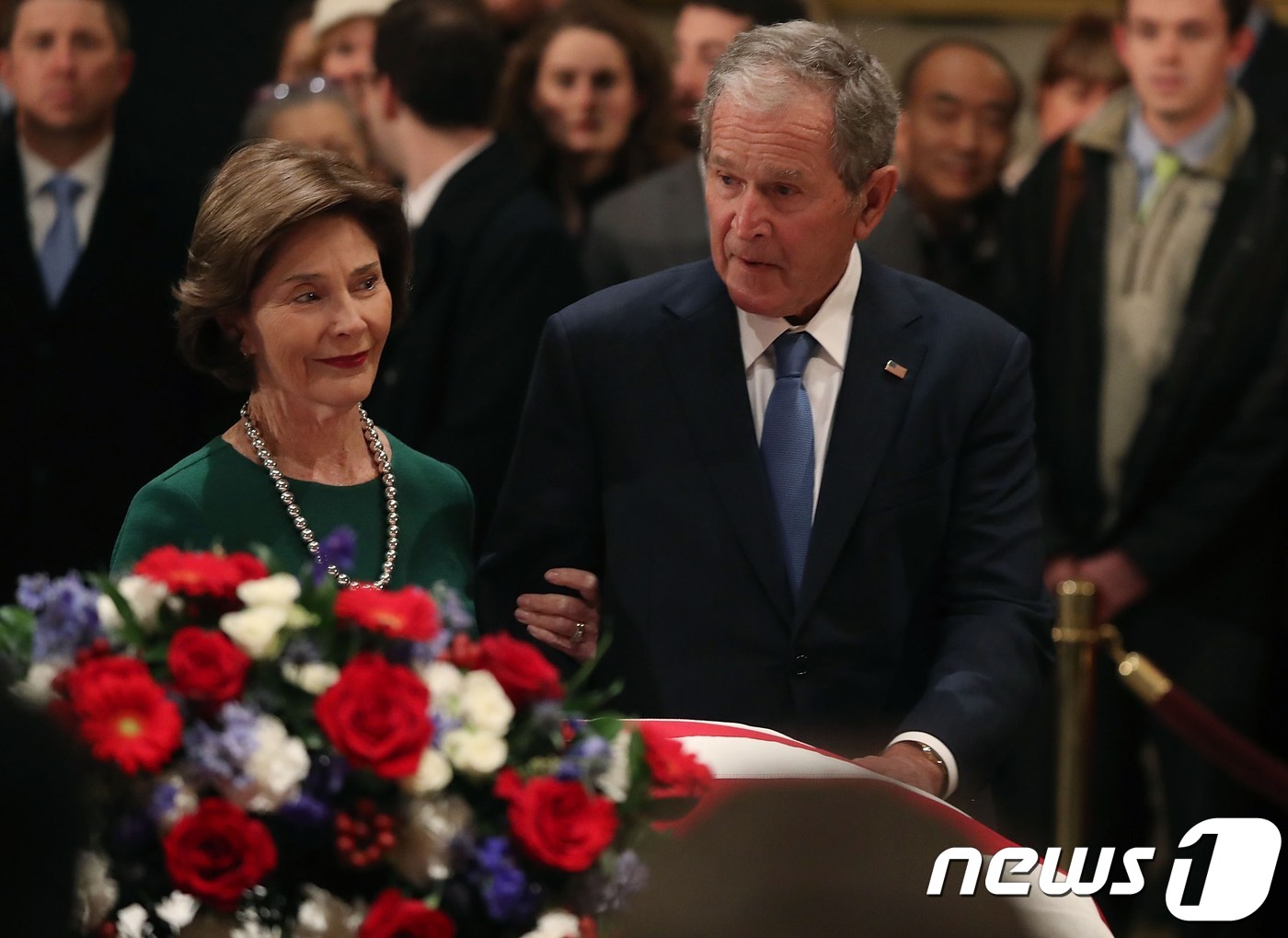 (워싱턴 AFP=뉴스1) 우동명 기자 = 조지 W. 부시 전 대통령과 부인 로라 부시 여사가 4일 (현지시간) 워싱턴 의사당 중앙홀에 안치된 워싱턴 의사당 중앙홀에 안치된 향년 9 …
