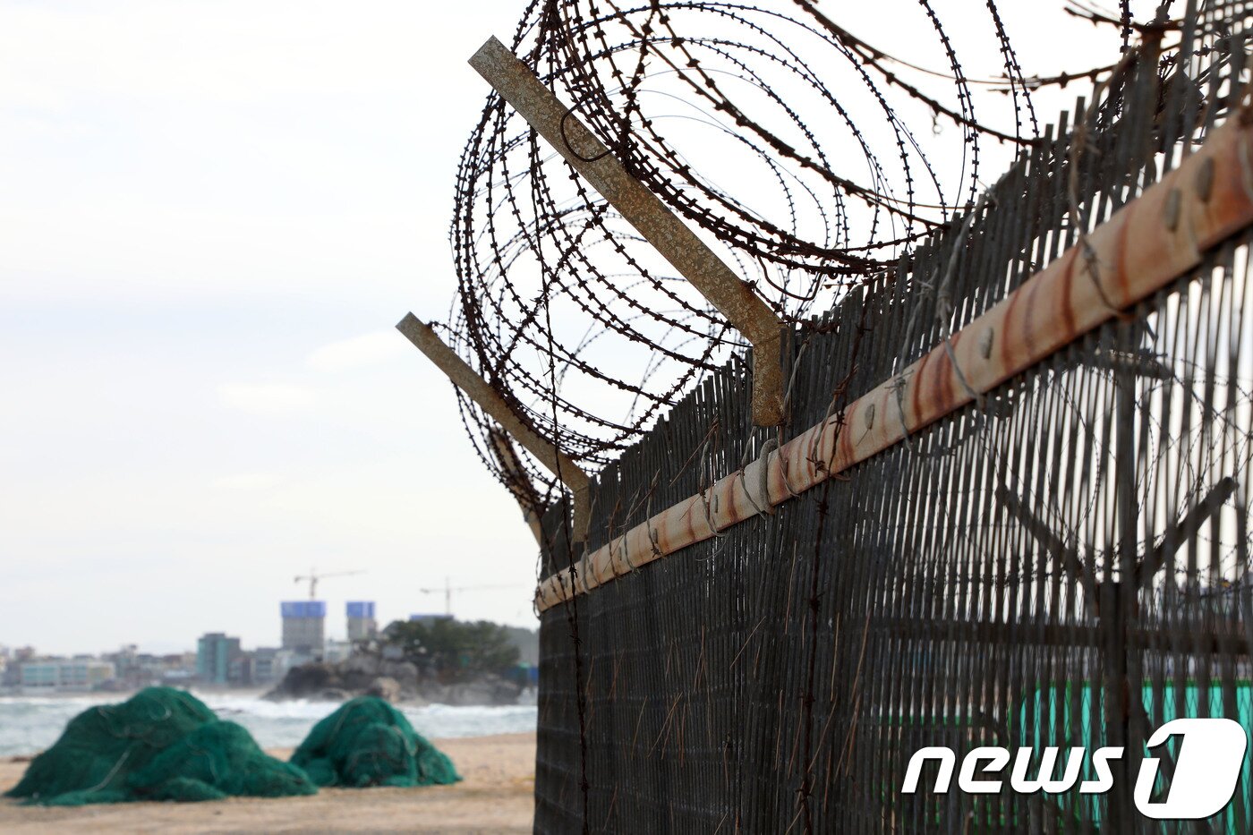 본문 이미지 - 사진은 강원도 고성군 아야진 해변에 설치된 철책. 2018.12.5/뉴스1 ⓒ News1