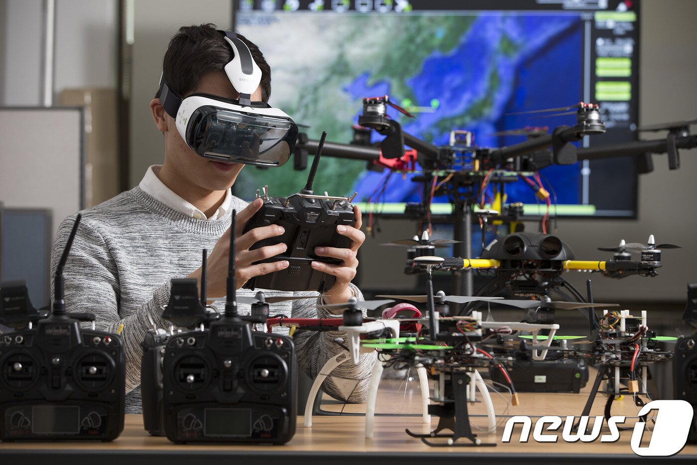 본문 이미지 - 한남대 학생이 드론을 시연해보고 있다.ⓒ News1