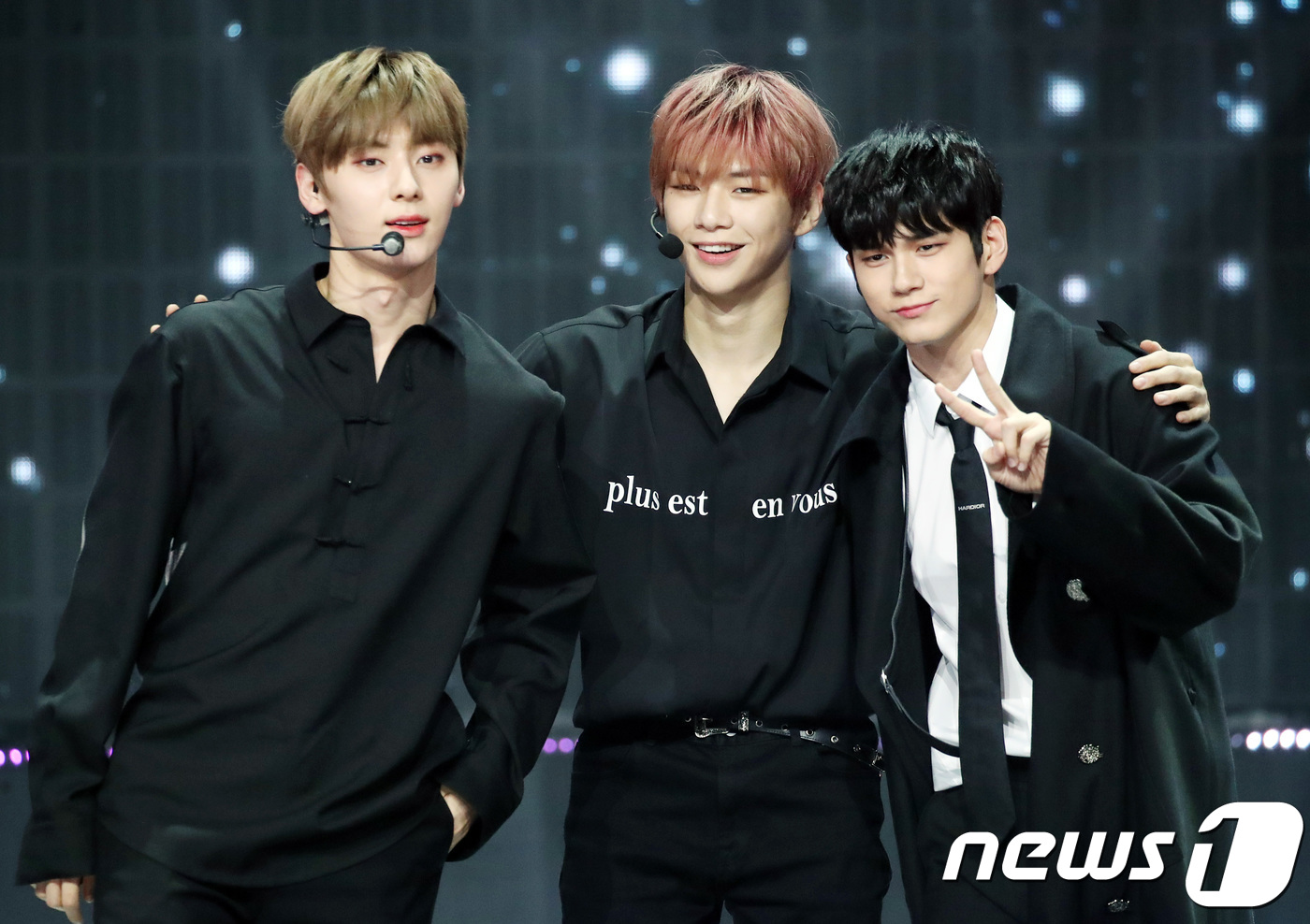 (일산=뉴스1) 권현진 기자 = 워너원 황민현(왼쪽부터), 강다니엘, 옹성우가 5일 오후 일산 MBC드림센터에서 생방송으로 열린 MBC뮤직의 ‘쇼 챔피언'(쇼챔)에 출연해 1위를 …