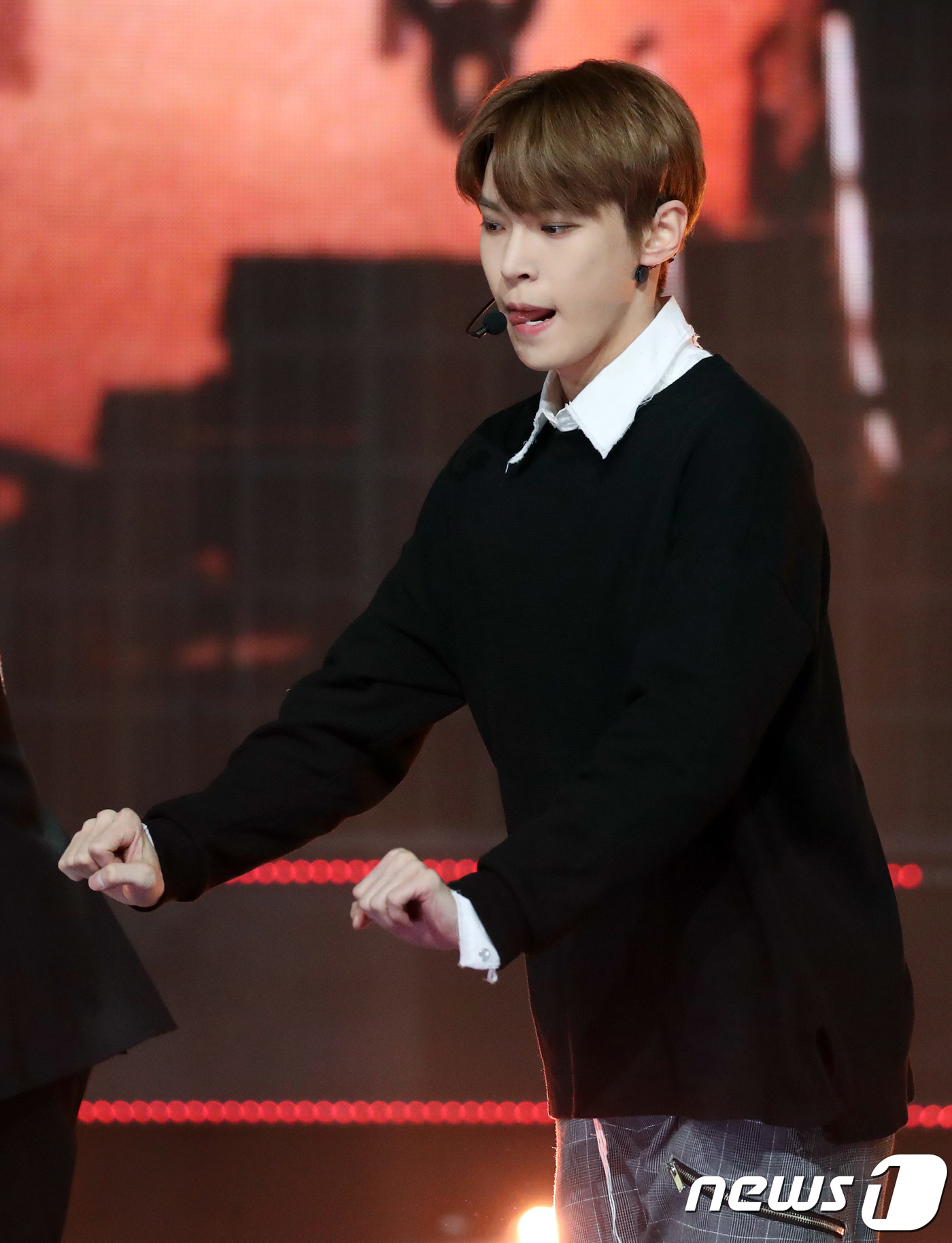 (일산=뉴스1) 권현진 기자 = NCT127 도영이 5일 오후 일산 MBC드림센터에서 생방송으로 열린 MBC뮤직의 ‘쇼 챔피언'(쇼챔)에 출연해 화려한 공연을 선보이고 있다. 20 …