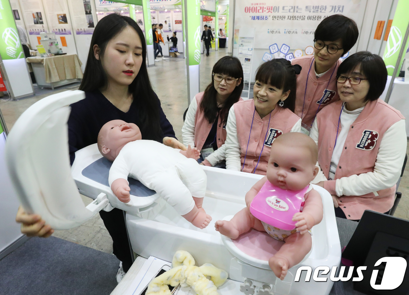 (서울=뉴스1) 송원영 기자 = 6일 서울 강남구 코엑스에서 열린 '2018 서울 국제 발명 전시회'에서 참석자들이 간편하게 아이들을 씻길수 있는 포프베베의 '다기능 아기비데'를 …