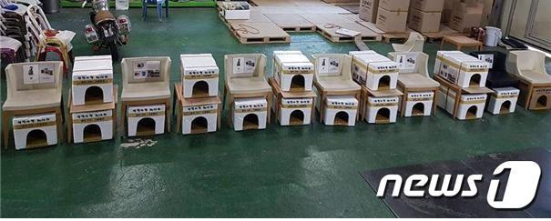 본문 이미지 - 헤이리 예술마을 전역에 보급된 길고양이 겨울집.(사진 동물권행동 카라 제공)ⓒ News1