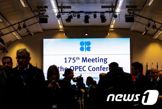 6일(현지시간) 오스트리아 빈에서 열린 제 175차 석유수출국기구(OPEC) 회의를 취재하러 온 언론인들. © AFP=뉴스1