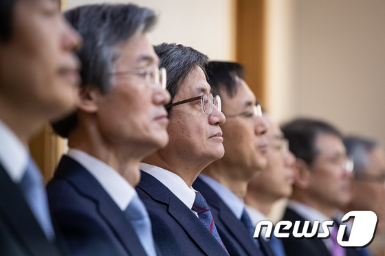 법원장들 만난 김명수 대법원장과 대법관들