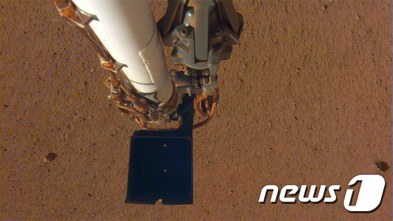 화성 표면 연구 위해 로봇팔 펼친 인사이트호