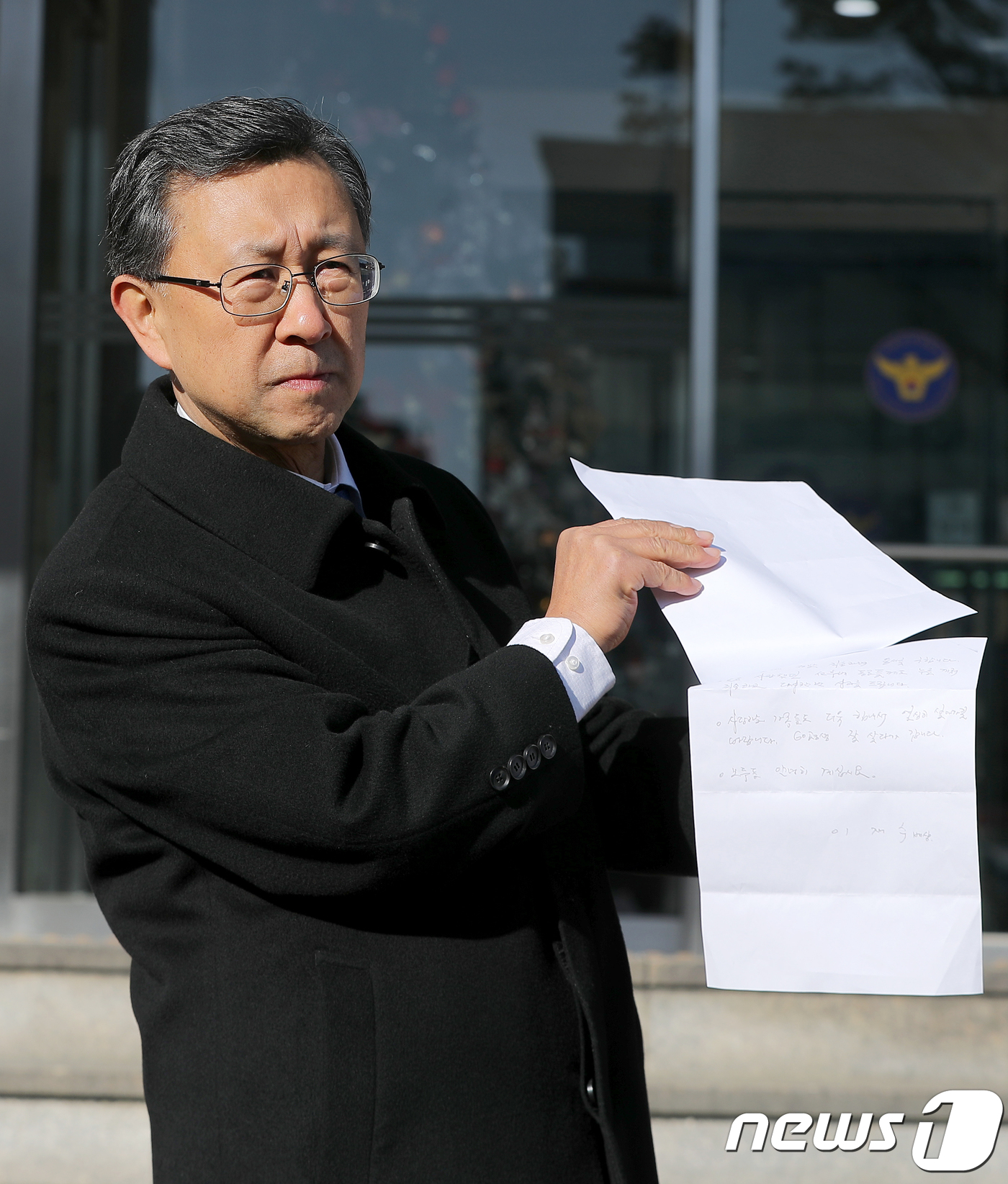 (서울=뉴스1) 구윤성 기자 = 세월호 유족 사찰 혐의로 검찰 조사를 받아오다가 극단적 선택을 한 이재수 전 국군기무사령관의 변호인 임천영 변호사가 8일 오전 서울 송파경찰서에서 …