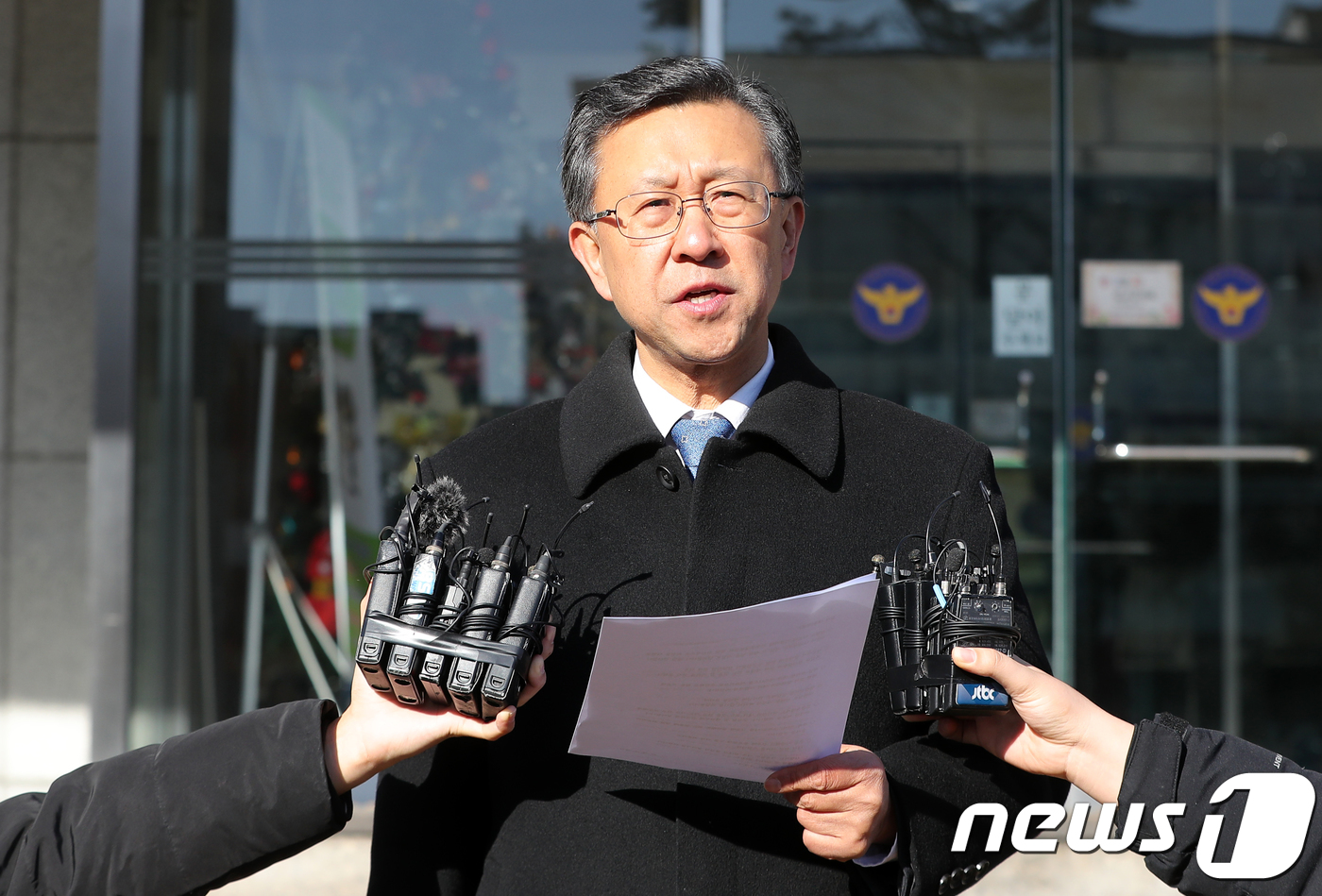 (서울=뉴스1) 구윤성 기자 = 세월호 유족 사찰 혐의로 검찰 조사를 받아오다가 극단적 선택을 한 이재수 전 국군기무사령관의 변호인 임천영 변호사가 8일 오전 서울 송파경찰서에서 …