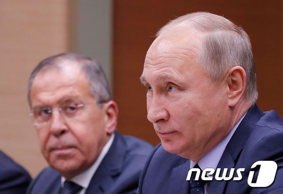 블라디미르 푸틴 러시아 대통령과 세르게이 라브로프 외무장관 <자료사진> © AFP=뉴스1 