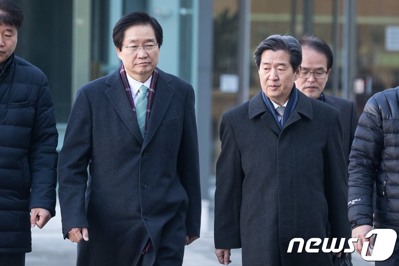 본문 이미지 - '4·16세월호참사 특별조사위원회'의 활동을 조직적으로 방해한 혐의를 받는 김영석 전 해양수산부 장관(왼쪽)과 윤학배 전 해양수산부 차관. 2018.2.1/뉴스1 ⓒ News1 유승관 기자
