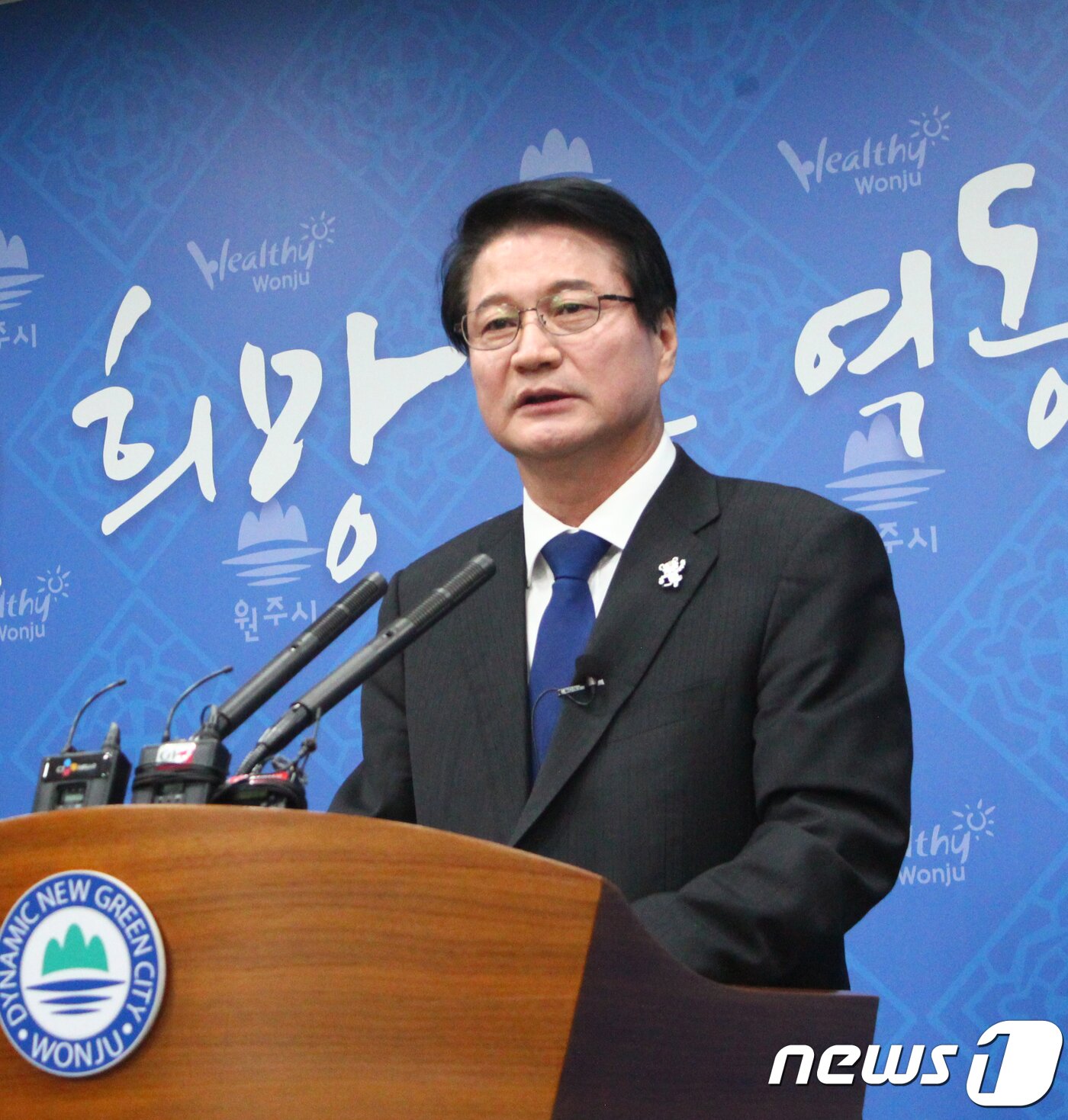 본문 이미지 - 1일 시청 브리링룸에서 원창묵 원주시장이 정례브리핑을 하고 있다. 이날 원시장은 화훼단지 조성을 위해 추진하던 문막 SRF열병합발전소 건립을 포기하겠다고 밝혔다.2018.02.01.뉴스1 ⓒ News1 노정은 기자
