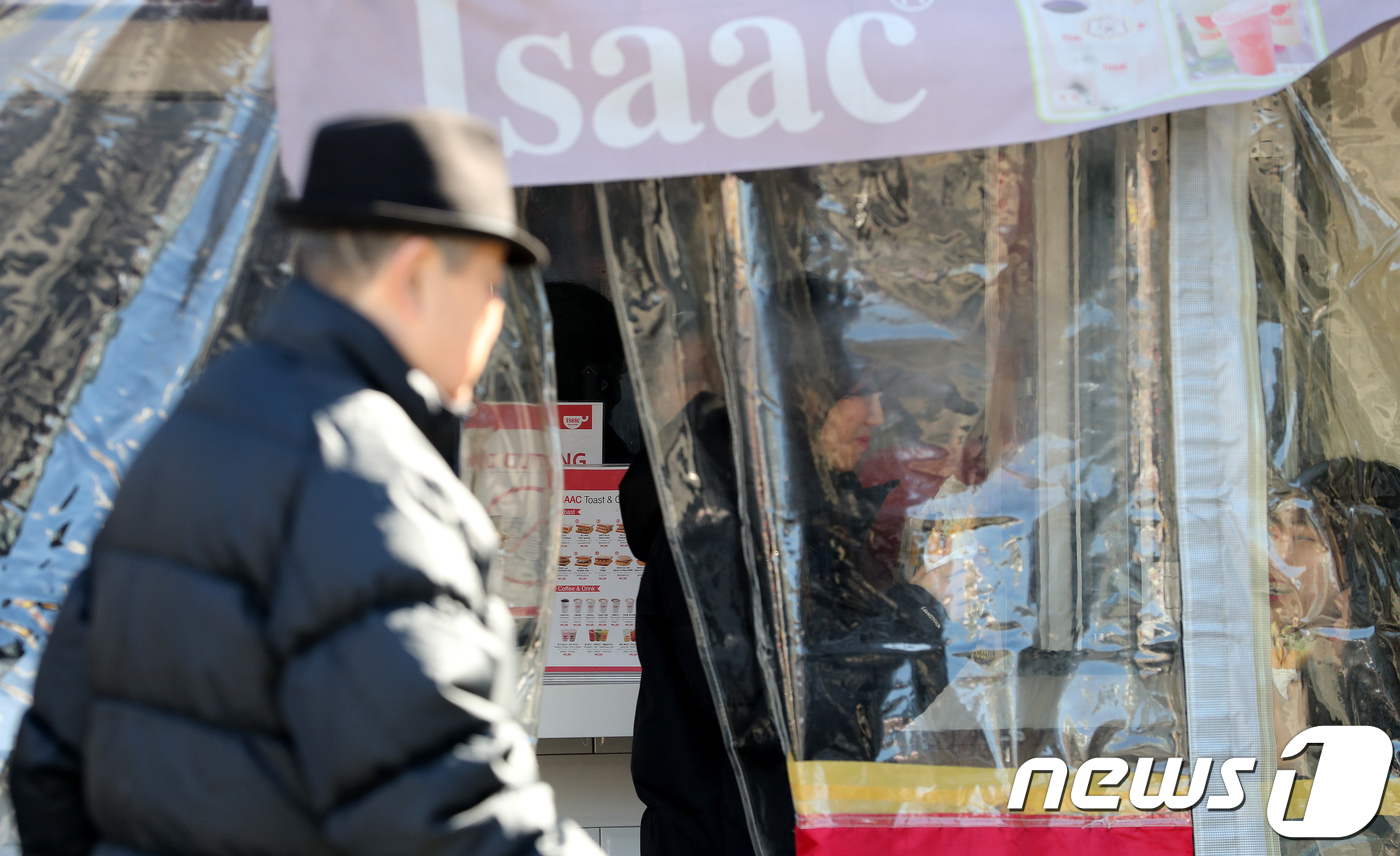 (서울=뉴스1) 박지혜 기자 = 최저임금이 인상된 지 한 달이 지난 가운데 연초부터 식품·외식 물가가 줄줄이 오르고 있다. 외식 업계는 물론 커피 프랜차이즈·식품 제조 업계까지 줄 …