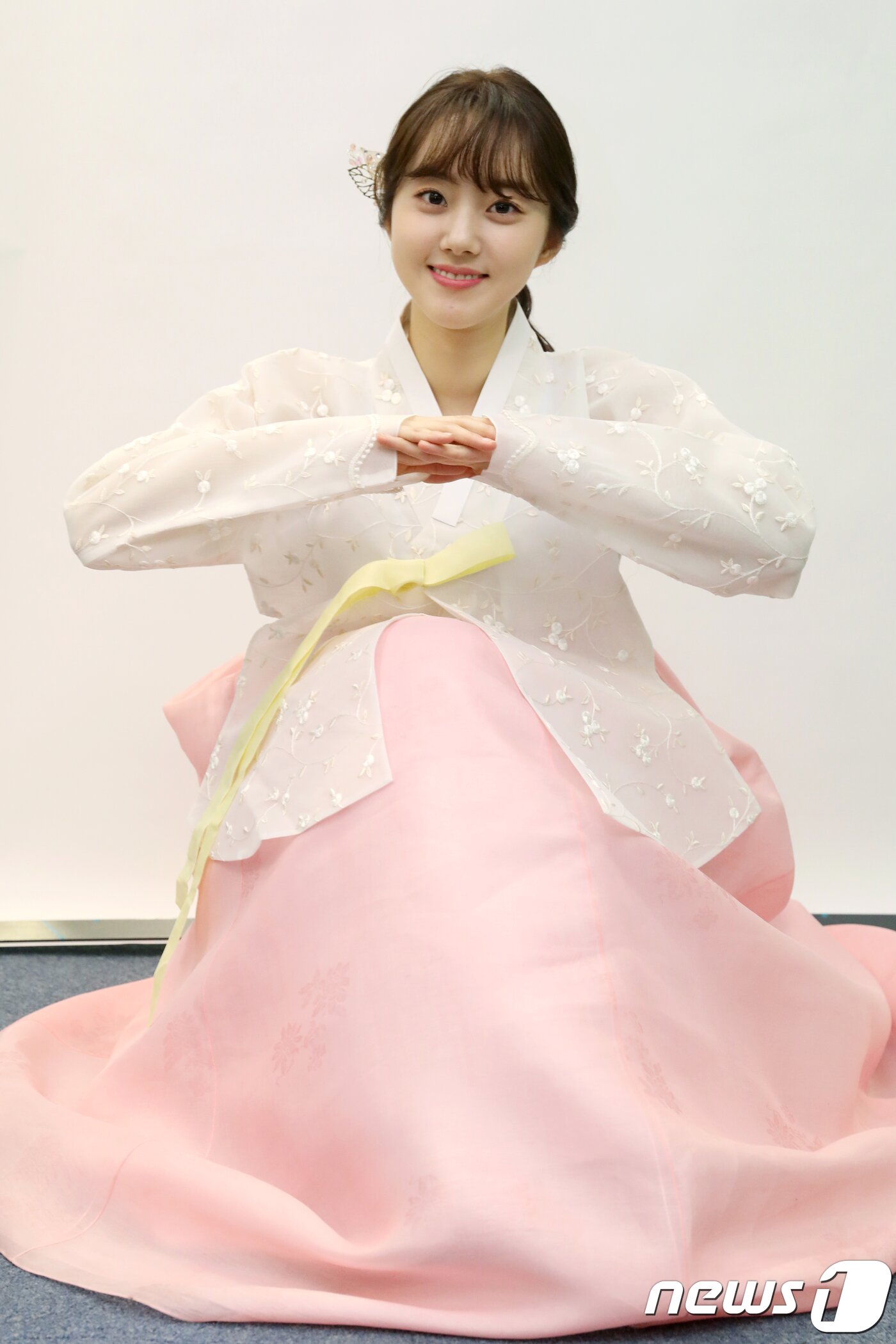 본문 이미지 - MBC드라마 '로봇이 아니야'에서 시크하고 카리스마 넘치는 모습을 보여준 배우 박세완이 뉴스1과 인터뷰에서 새해 인사를 하고 있다.2018.2.1/뉴스1 ⓒ News1 이광호 기자